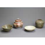 A GROUP OF CHINESE CERAMIC ITEMS. To include a Zhangzhou Swatow type pot and cover, decorated with
