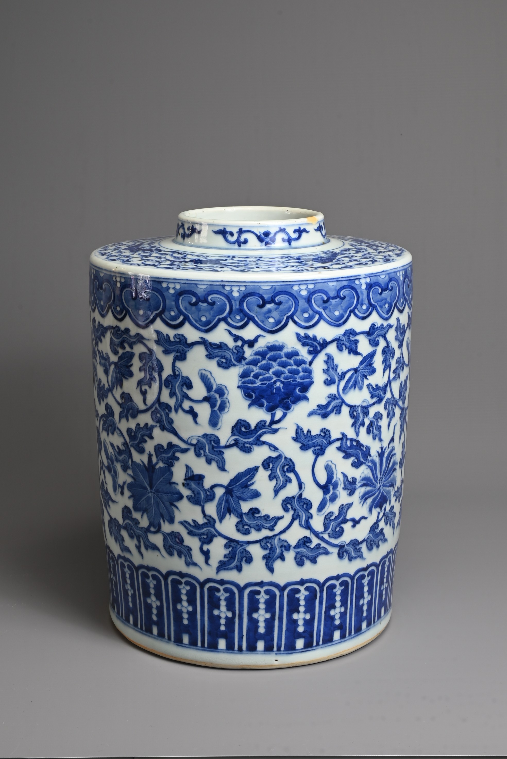 A LARGE CHINESE BLUE AND WHITE PORCELAIN JAR, LATE QING DYNASTY. Heavily potted of cylindrical - Image 2 of 9