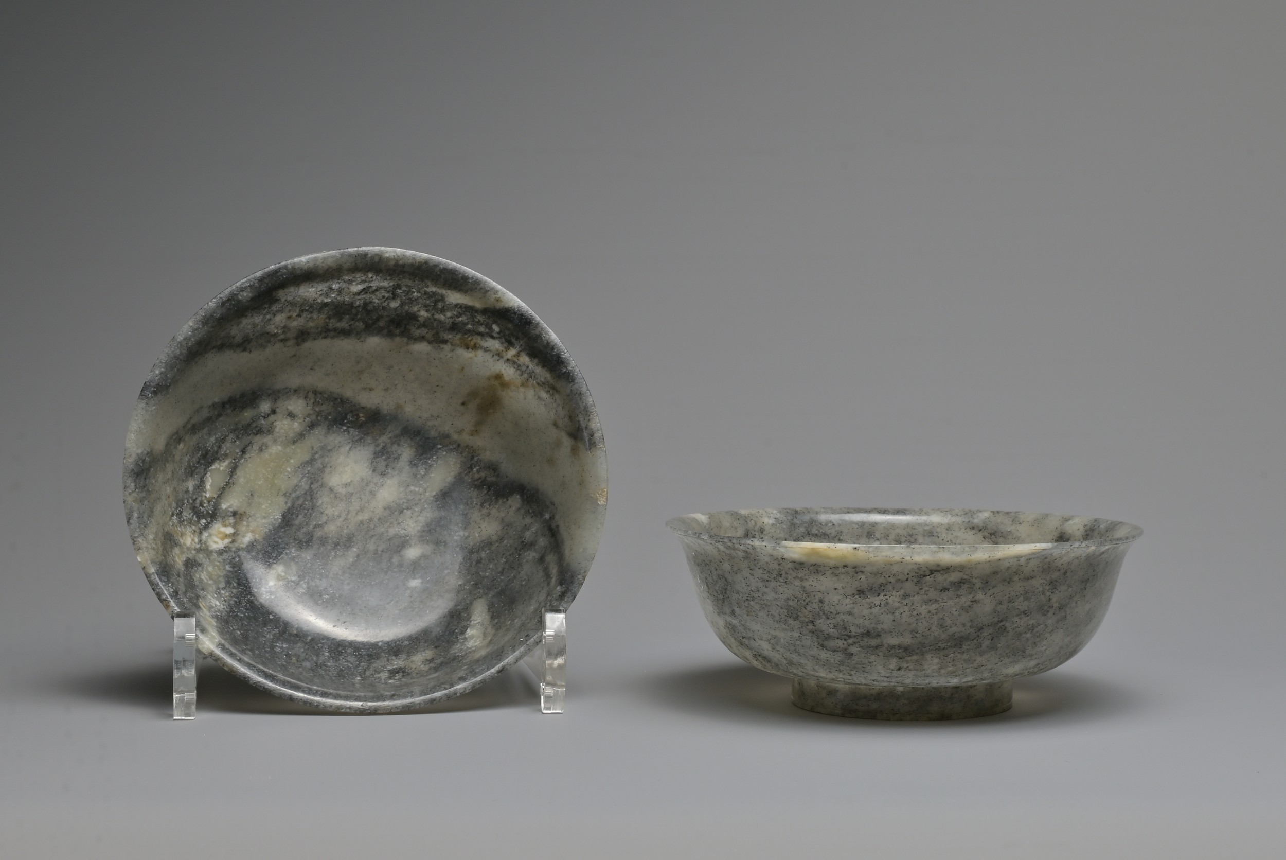 A FINE AND RARE PAIR OF CHINESE BLACK AND WHITE STRIATED NEPHRITE JADE BOWLS, 18/19TH CENTURY. - Image 9 of 32