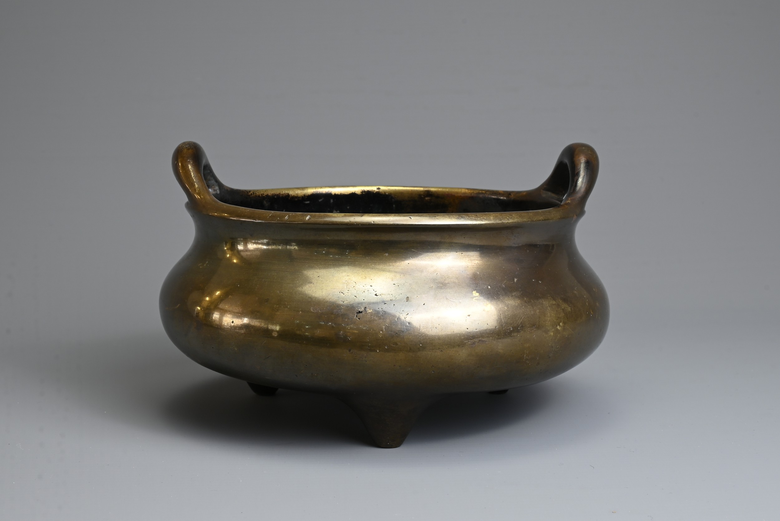 A RARE CHINESE BRONZE TRIPOD CENSER, XUANDE TANG ZHI, 18TH CENTURY. Heavily cast circular body - Image 4 of 8