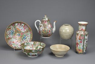 A GROUP OF CHINESE PORCELAIN ITEMS, EARLY 20TH CENTURY AND EARLIER. To include four Canton famille