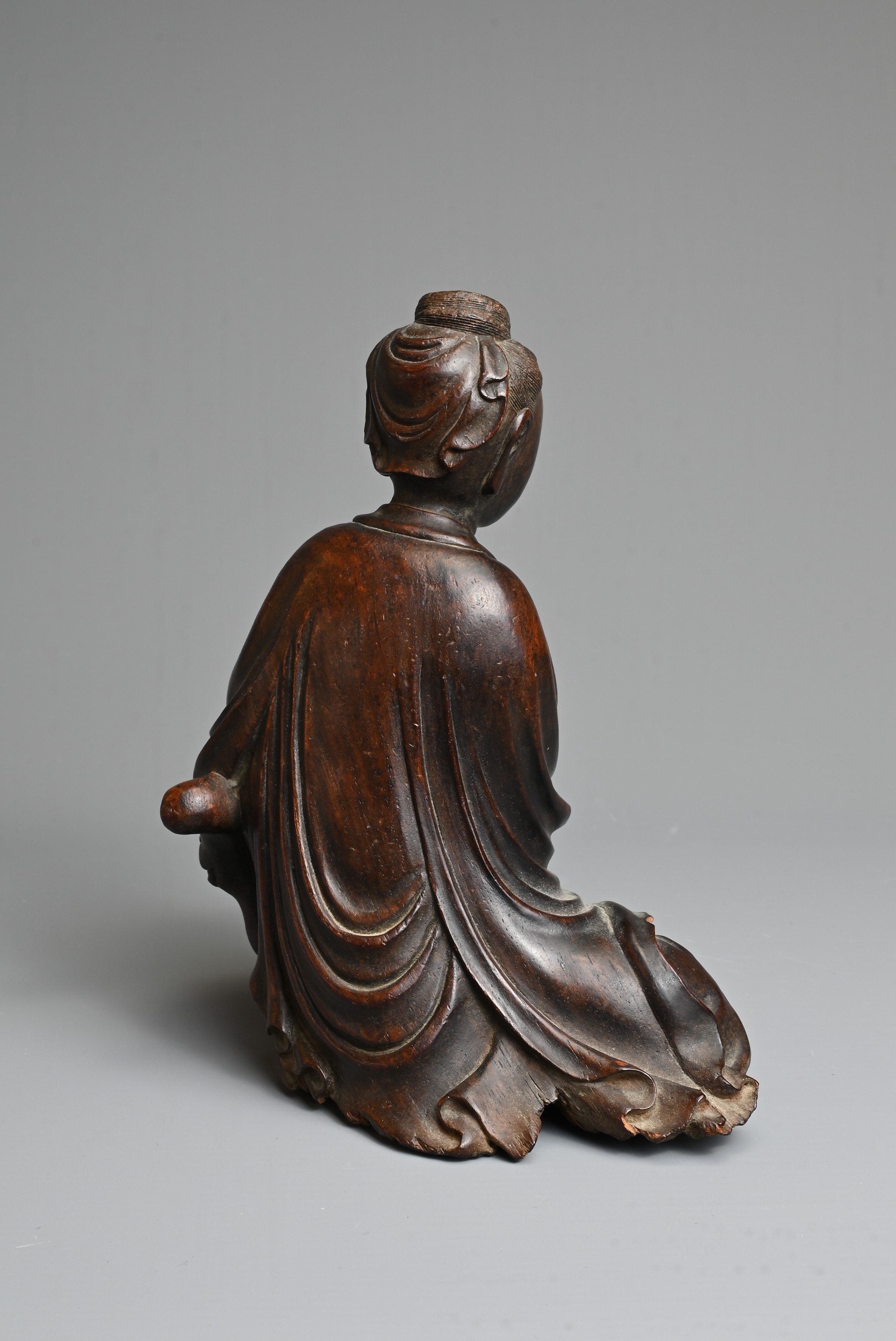 A VERY FINE CHINESE ALOESWOOD 'CHENXIANGMU' CARVING OF GUANYIN, 18TH CENTURY - Image 5 of 9