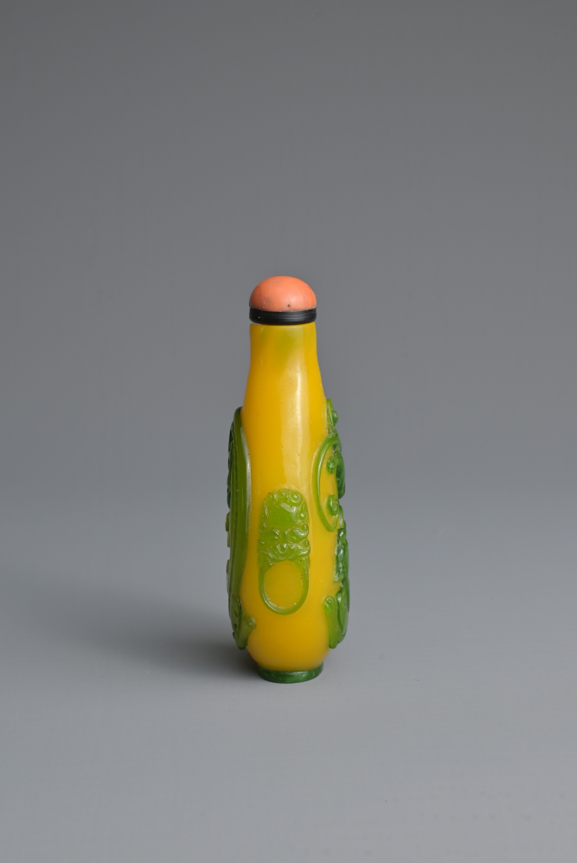 A CHINESE GREEN OVERLAY YELLOW GLASS SNUFF BOTTLE, QING DYNASTY. Of ovoid form with twin lion mask - Image 3 of 7