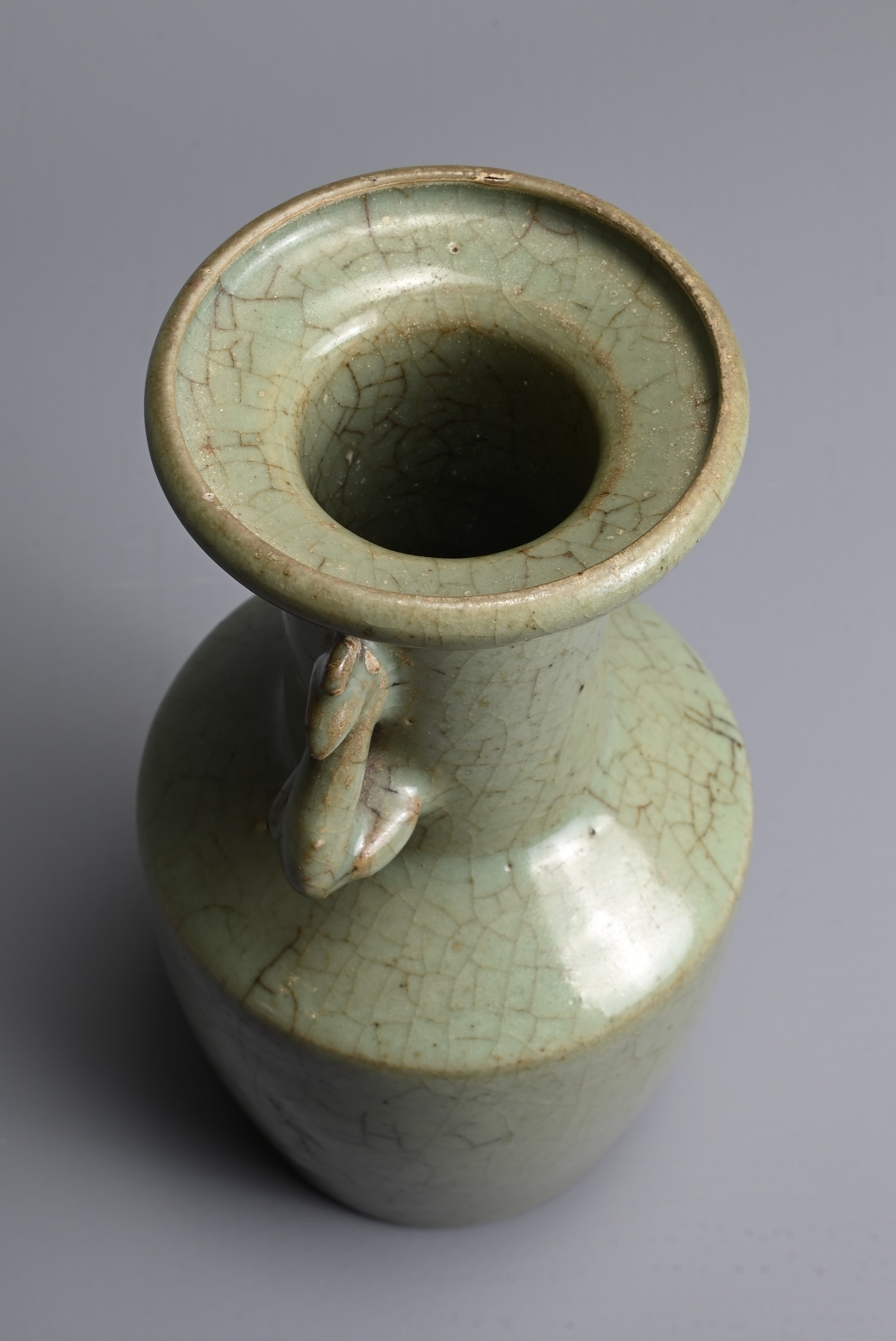 A CHINESE LONGQUAN CELADON GLAZED MALLET VASE, SONG/YUAN DYNASTY. Mallet shaped vase with flared rim - Image 9 of 9