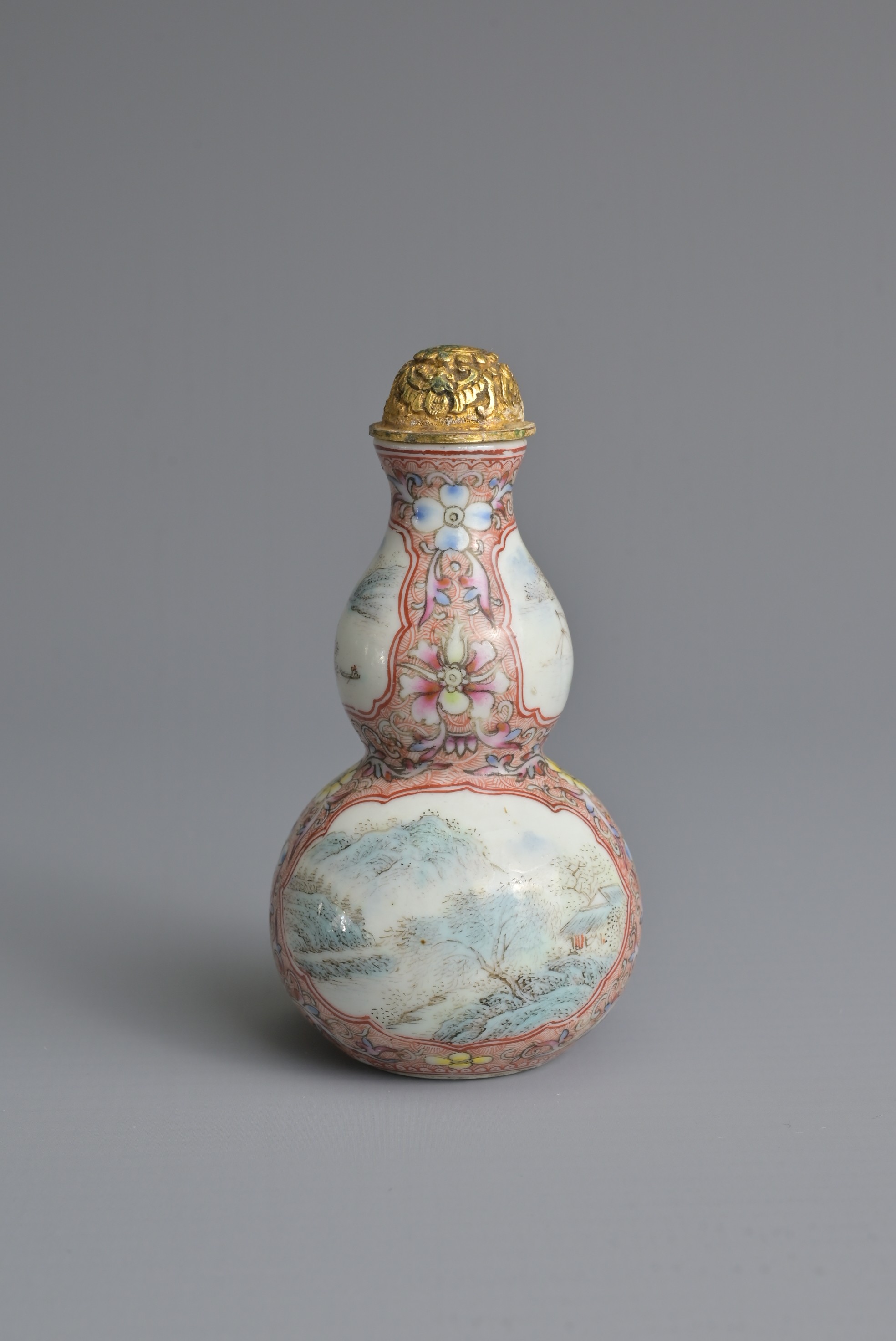 A CHINESE FAMILLE ROSE PORCELAIN SNUFF BOTTLE, 19TH CENTURY. In the form of a double gourd painted - Bild 4 aus 9