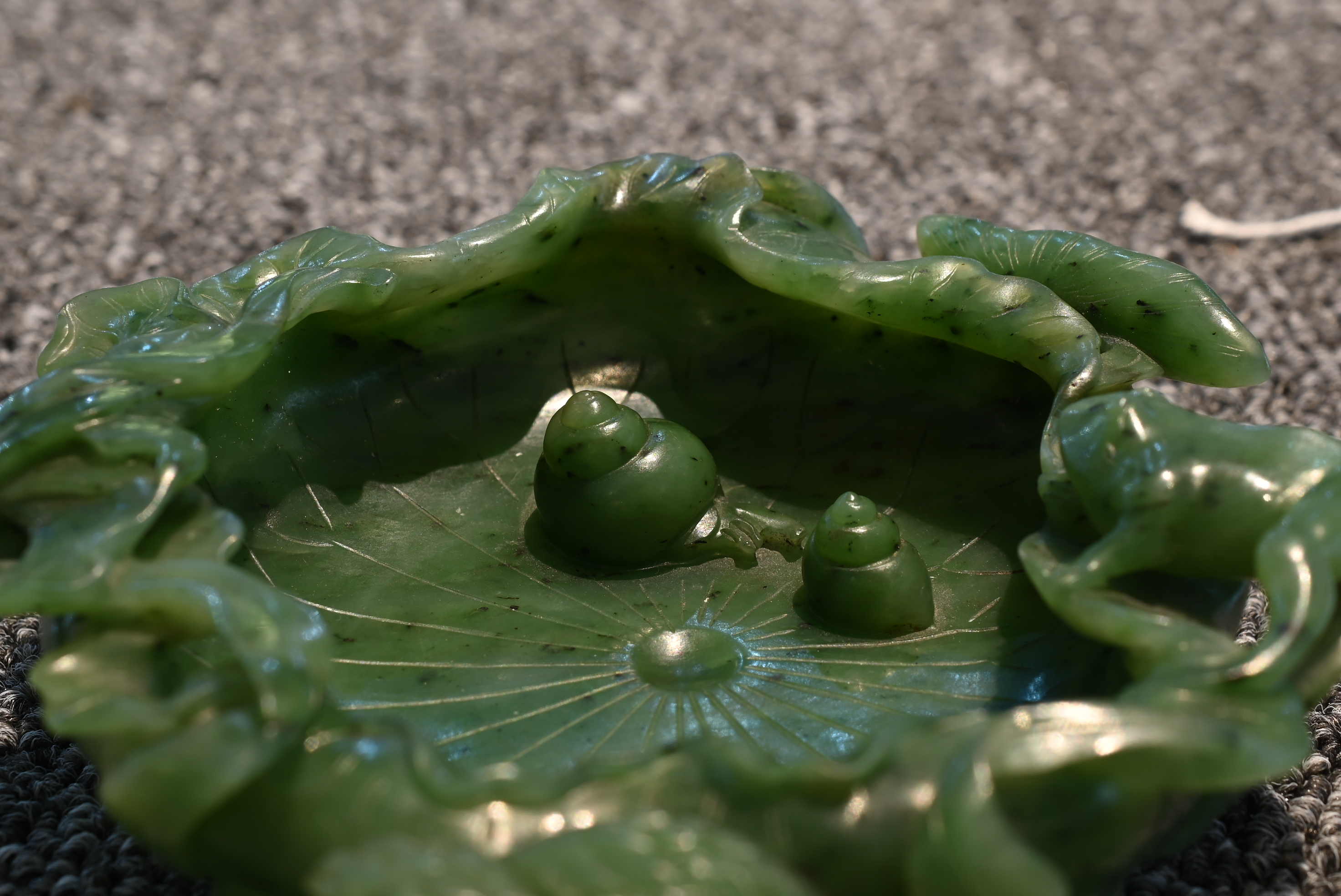 A FINE CHINESE SPINACH GREEN JADE BRUSH WASHER, QING DYNASTY. Finely carved shallow brush washer - Bild 25 aus 30