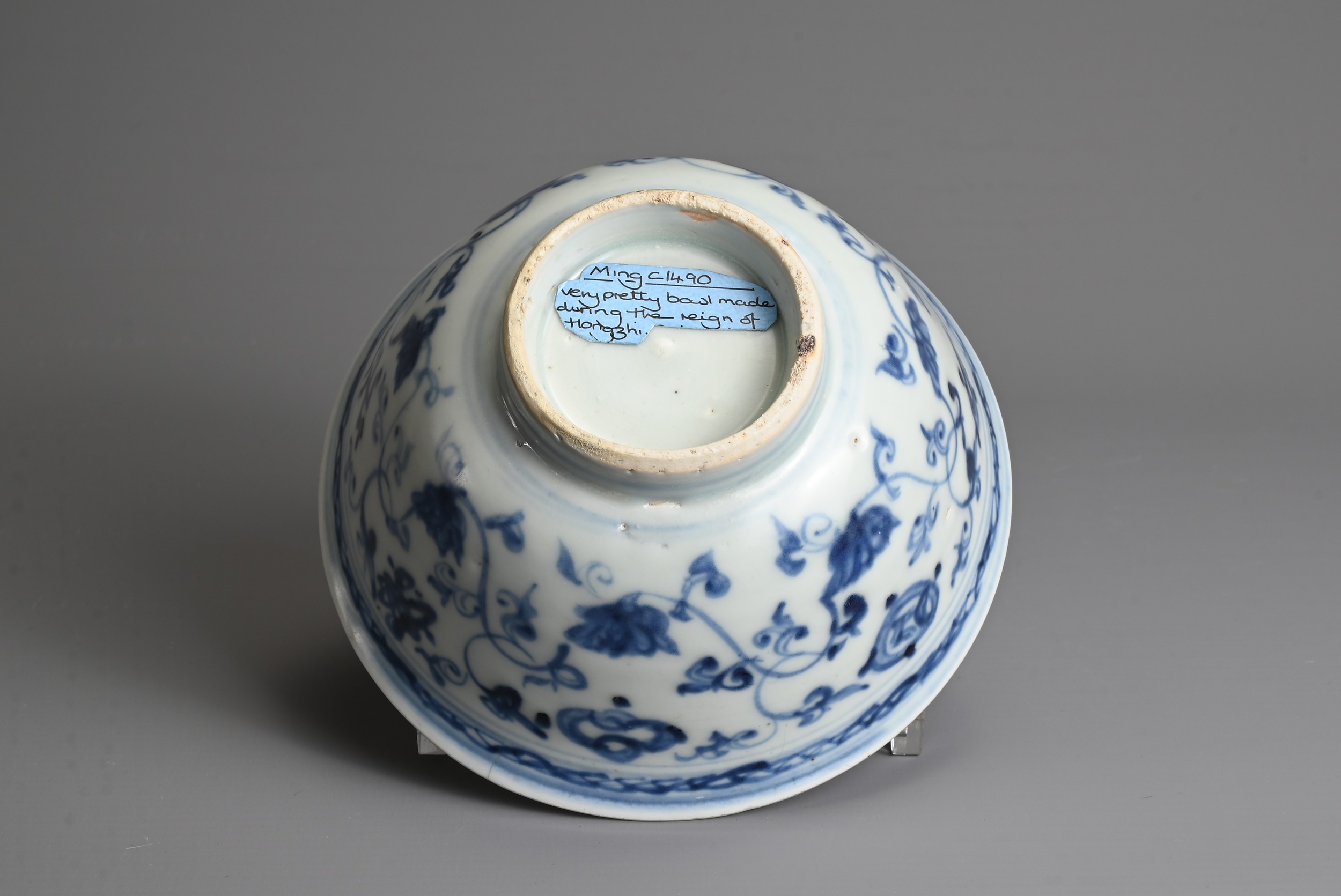 A CHINESE BLUE AND WHITE PORCELAIN BOWL, MING DYNASTY. Decorated with lotus scrolls and Buddhist - Image 5 of 7