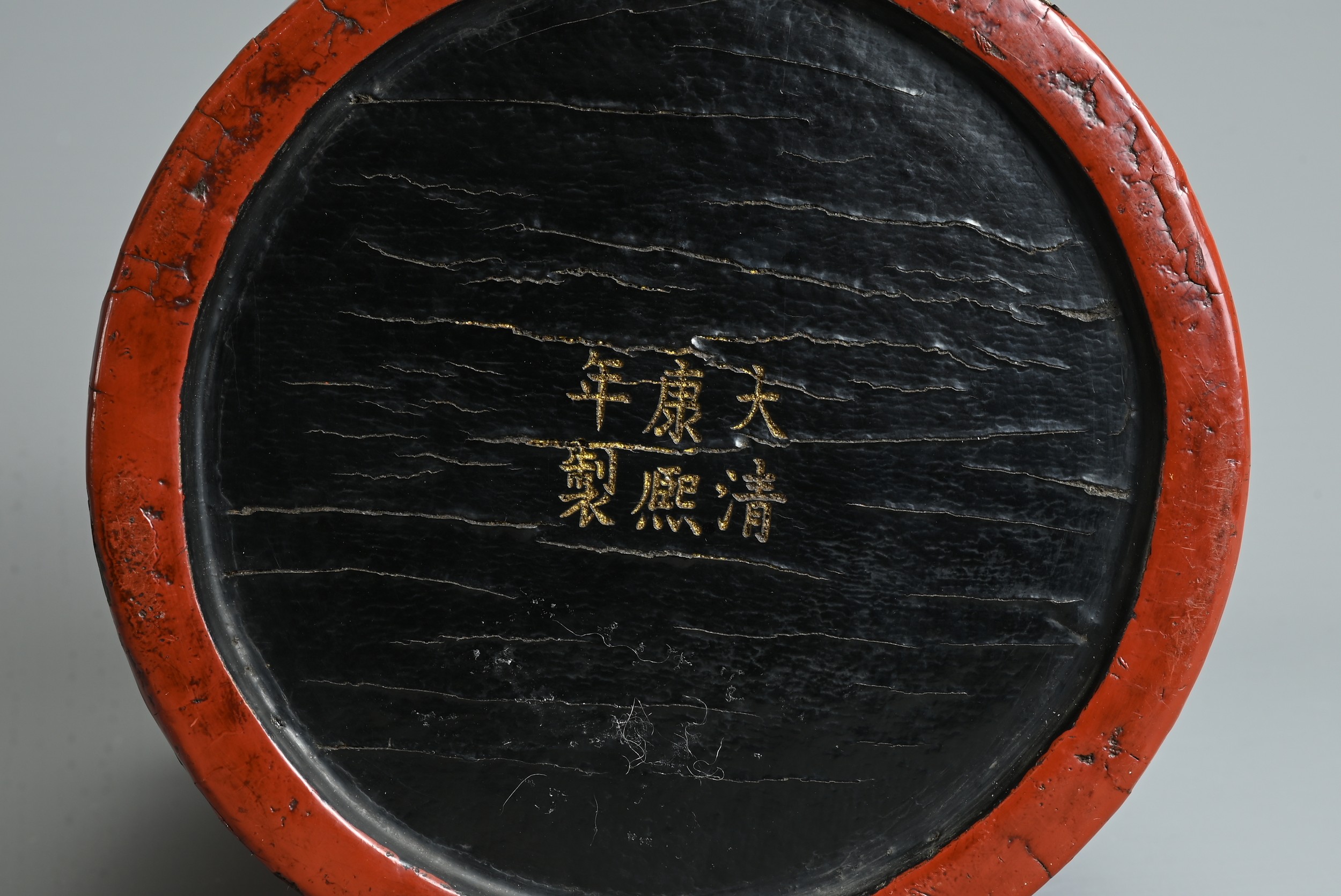 A CHINESE QIANJIN AND TIANQI LACQUER BRUSH POT, BITONG, KANGXI PERIOD. Of cylindrical form with - Image 8 of 9