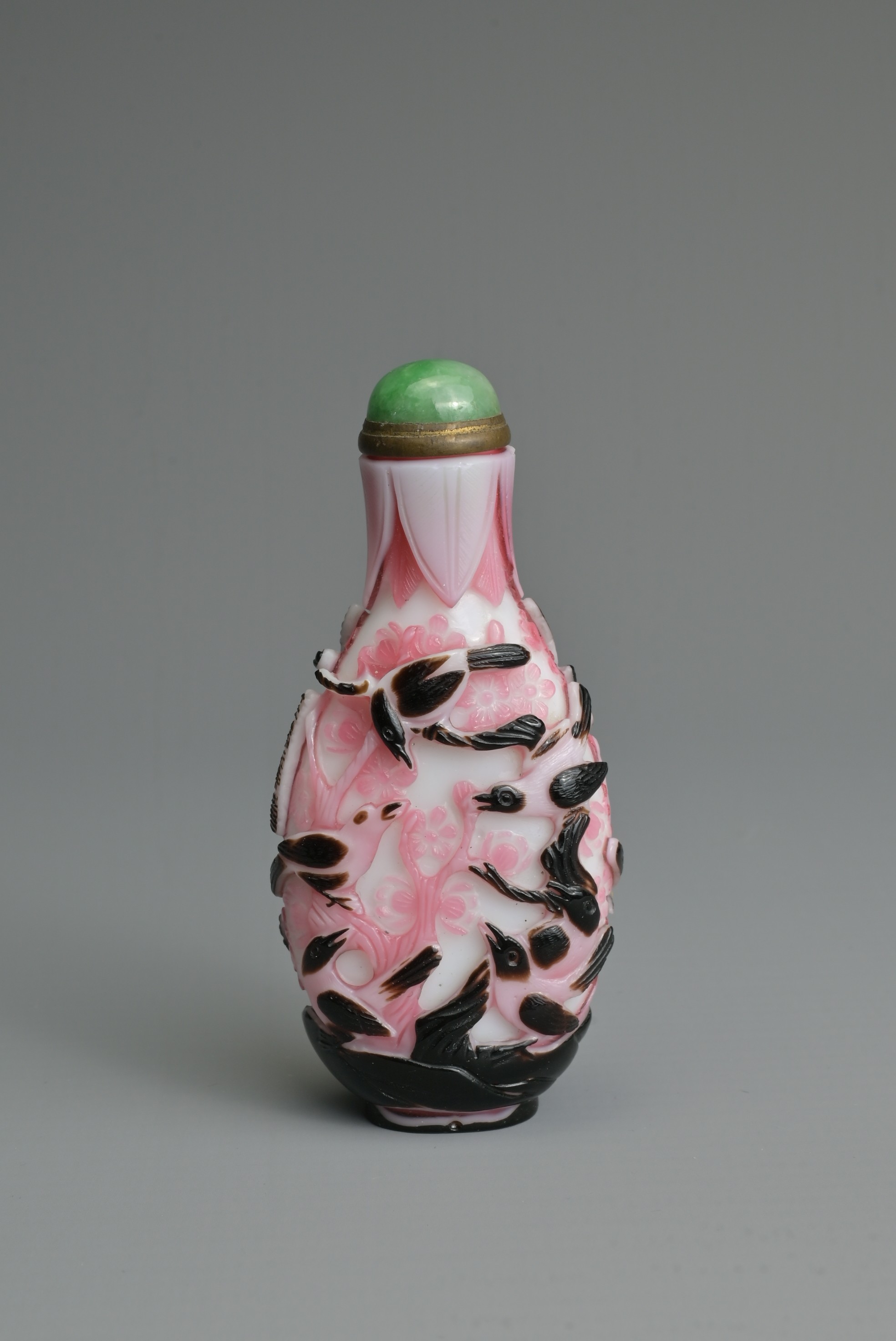 A CHINESE BLACK OVERLAY PINK AND WHITE SNUFF BOTTLE, QING DYNASTY. Of flattened ovoid form, well - Image 4 of 9