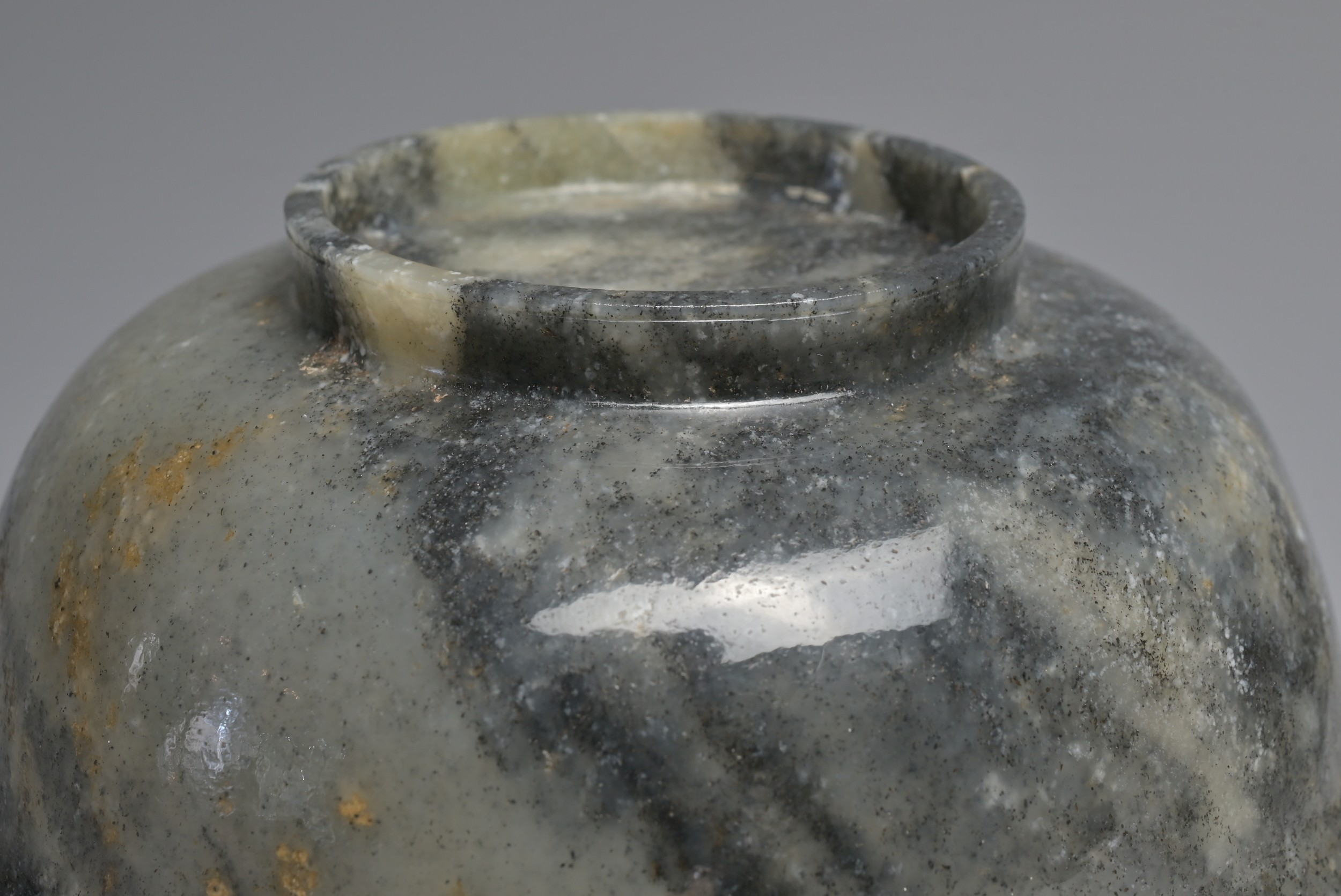 A FINE AND RARE PAIR OF CHINESE BLACK AND WHITE STRIATED NEPHRITE JADE BOWLS, 18/19TH CENTURY. - Image 5 of 32
