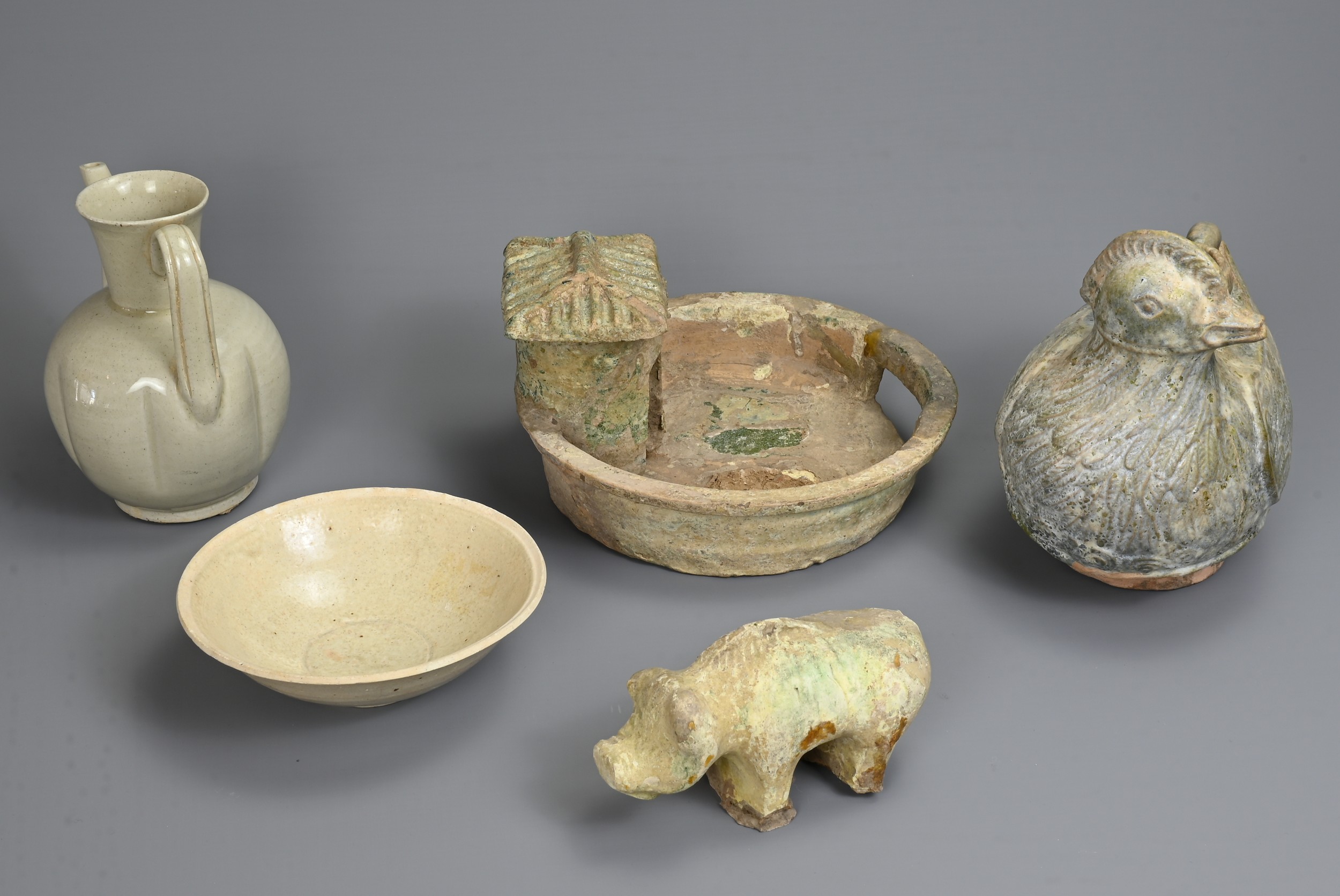 A GROUP OF CHINESE CERAMIC ITEMS, HAN DYNASTY AND LATER. To include a lead glazed pottery model of a - Image 4 of 4