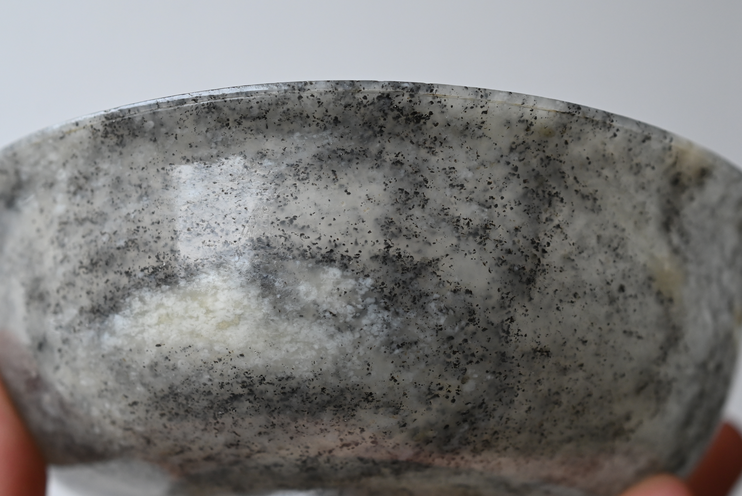 A FINE AND RARE PAIR OF CHINESE BLACK AND WHITE STRIATED NEPHRITE JADE BOWLS, 18/19TH CENTURY. - Bild 13 aus 32