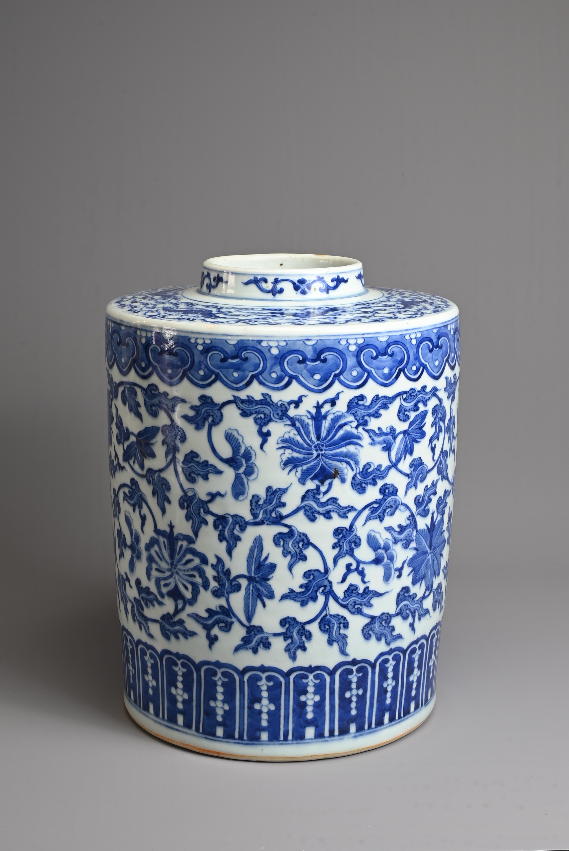 A LARGE CHINESE BLUE AND WHITE PORCELAIN JAR, LATE QING DYNASTY. Heavily potted of cylindrical