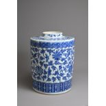 A LARGE CHINESE BLUE AND WHITE PORCELAIN JAR, LATE QING DYNASTY. Heavily potted of cylindrical