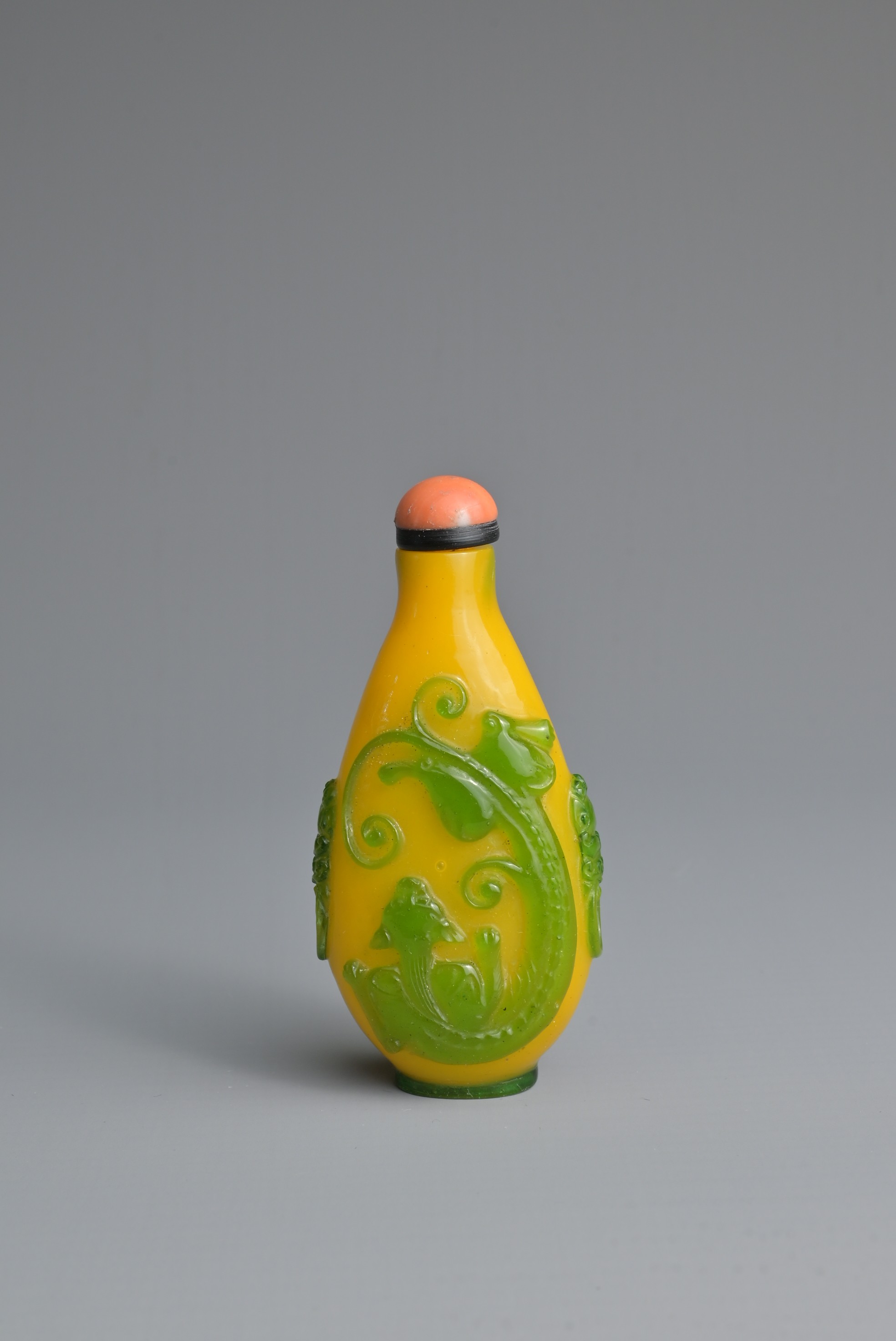 A CHINESE GREEN OVERLAY YELLOW GLASS SNUFF BOTTLE, QING DYNASTY. Of ovoid form with twin lion mask - Image 4 of 7