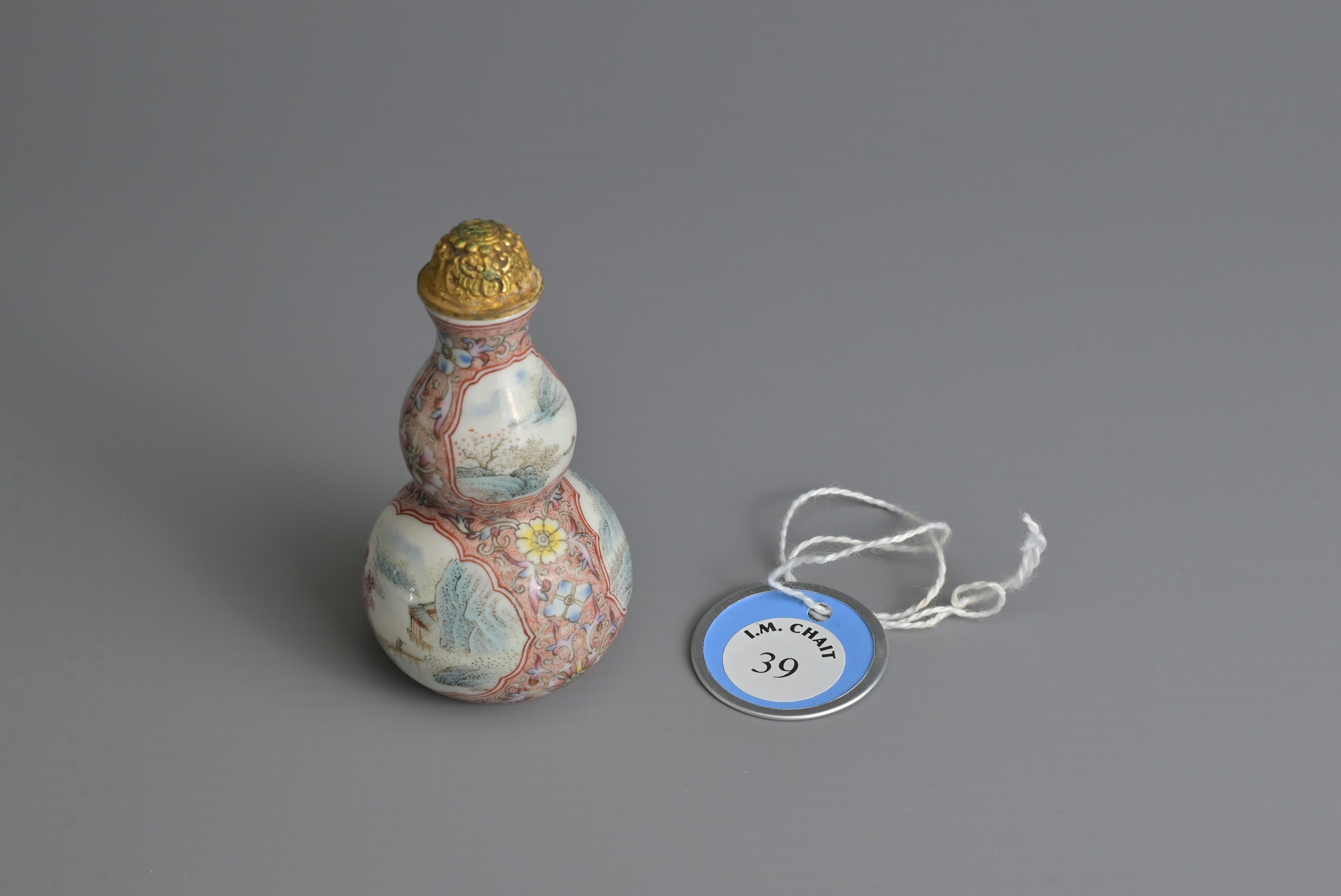 A CHINESE FAMILLE ROSE PORCELAIN SNUFF BOTTLE, 19TH CENTURY. In the form of a double gourd painted - Image 9 of 9