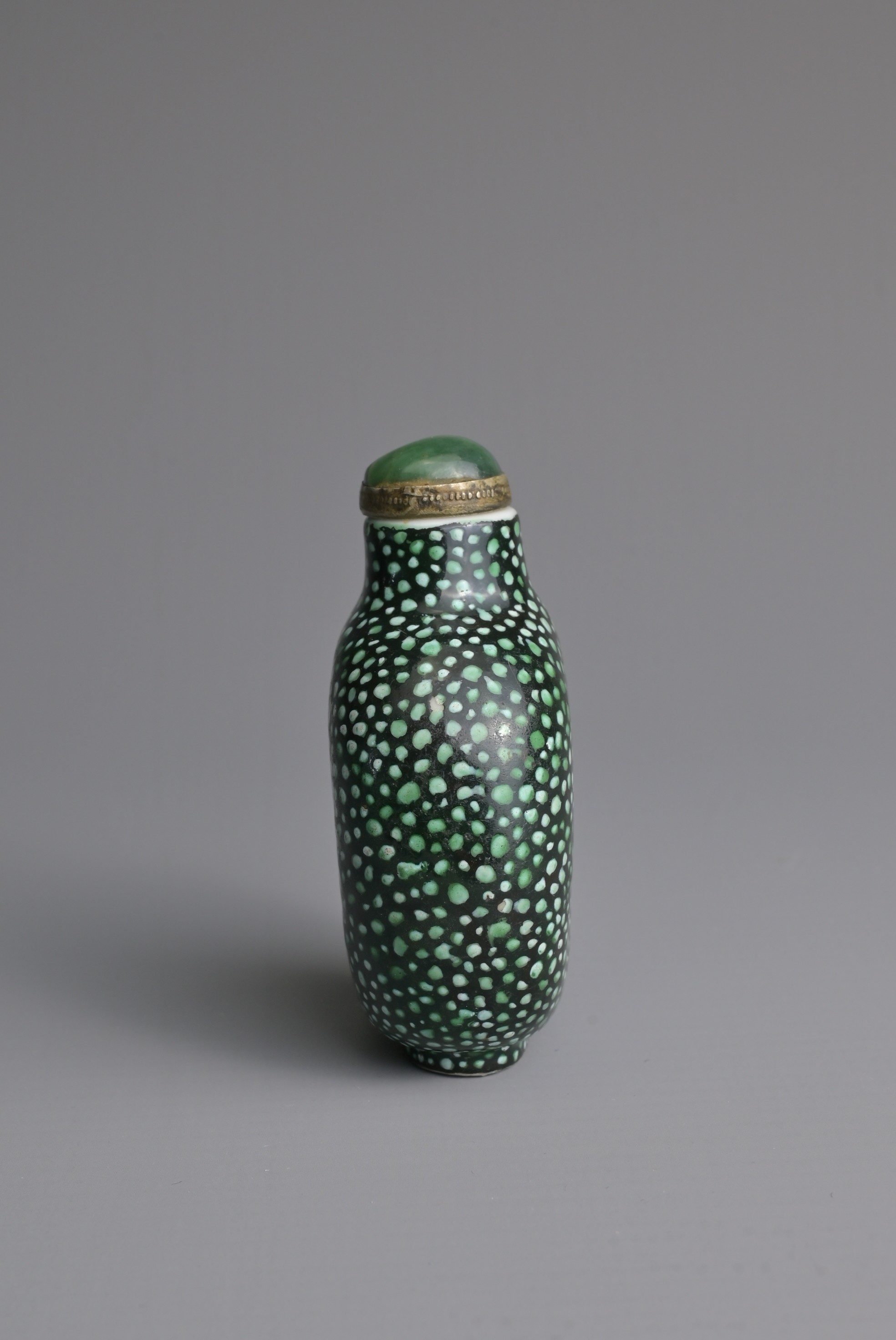 A CHINESE SHAGREEN IMITATION PORCELAIN SNUFF BOTTLE, QING DYNASTY. Of flattened globular form - Bild 5 aus 7