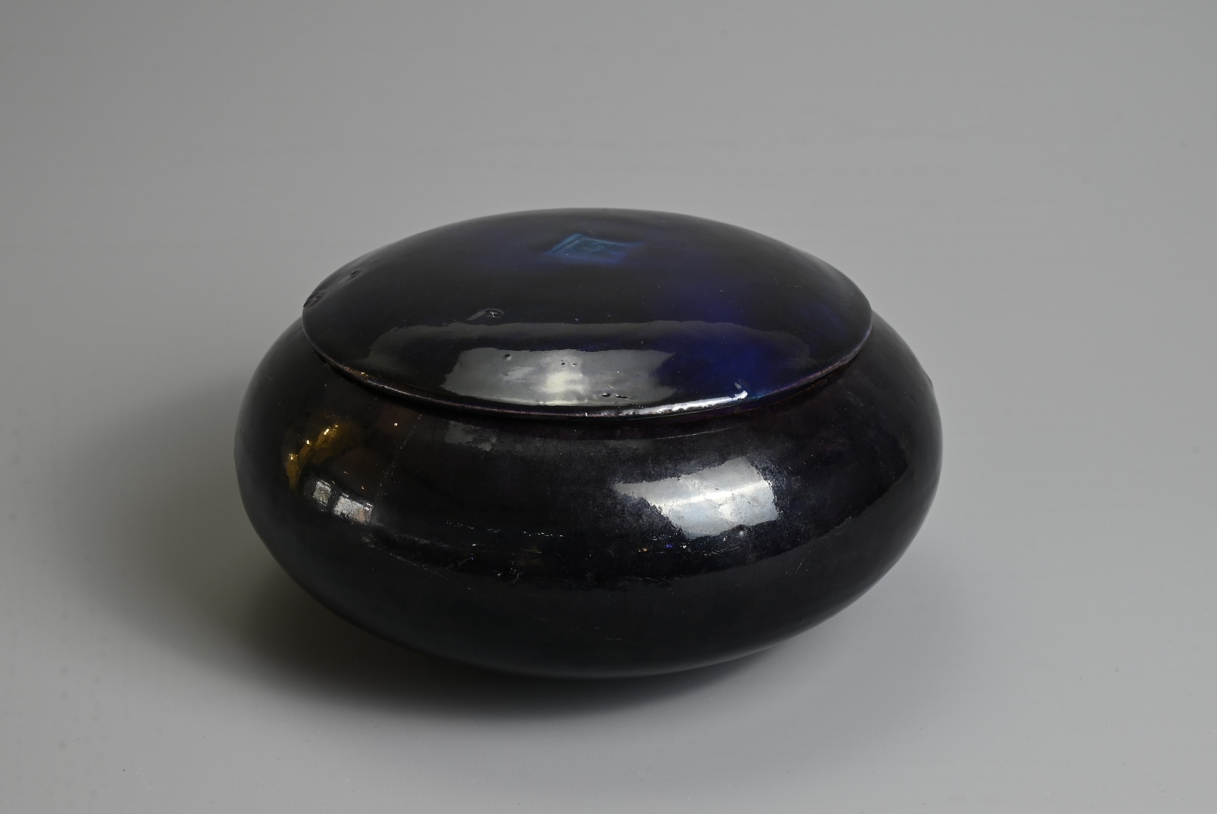 A RARE CHINESE AUBERGINE AND TURQUOISE GLAZED ALMS BOWL AND COVER, 18/19TH CENTURY. Of squat - Image 3 of 7