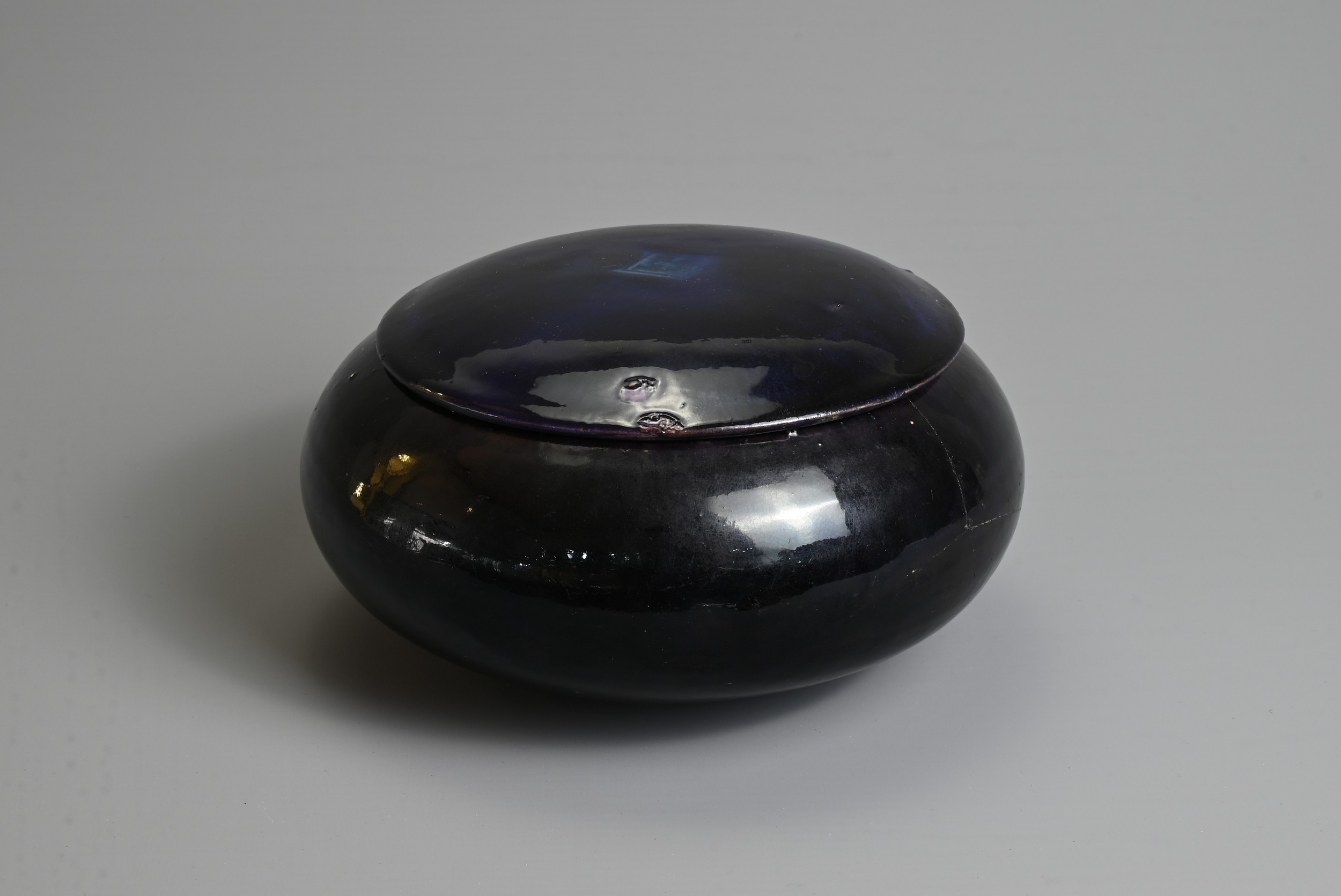 A RARE CHINESE AUBERGINE AND TURQUOISE GLAZED ALMS BOWL AND COVER, 18/19TH CENTURY. Of squat - Image 2 of 7
