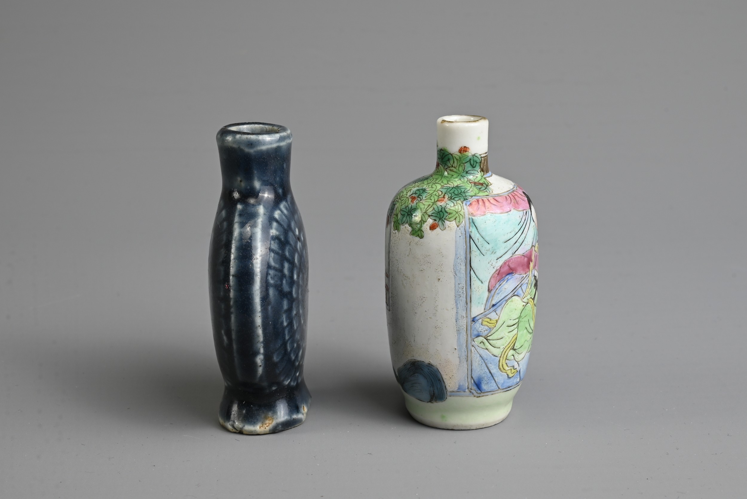 TWO CHINESE PORCELAIN SNUFF BOTTLES, LATE QING DYNASTY. To include an ovoid bottle with - Image 5 of 7