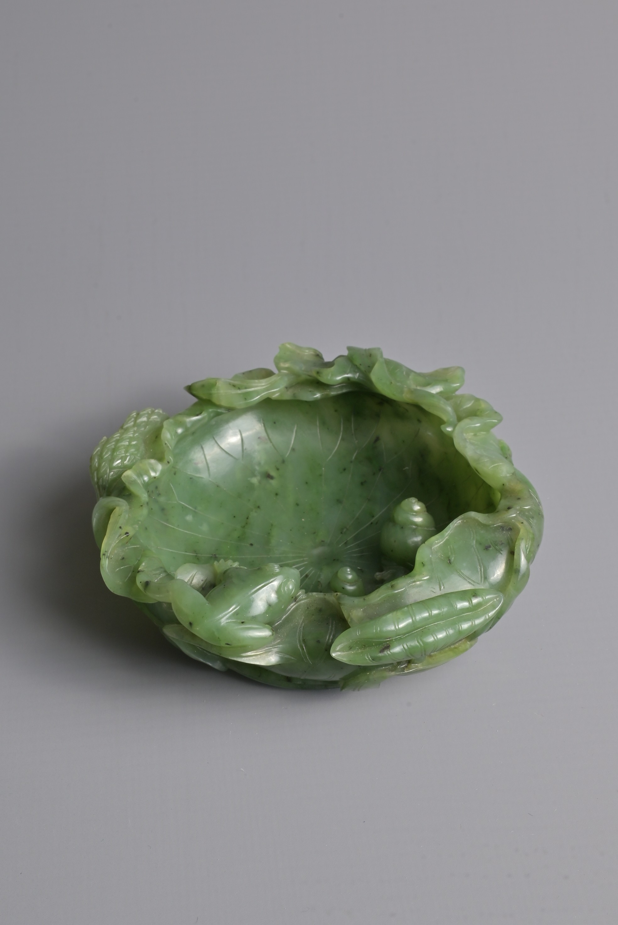 A FINE CHINESE SPINACH GREEN JADE BRUSH WASHER, QING DYNASTY. Finely carved shallow brush washer - Image 5 of 30