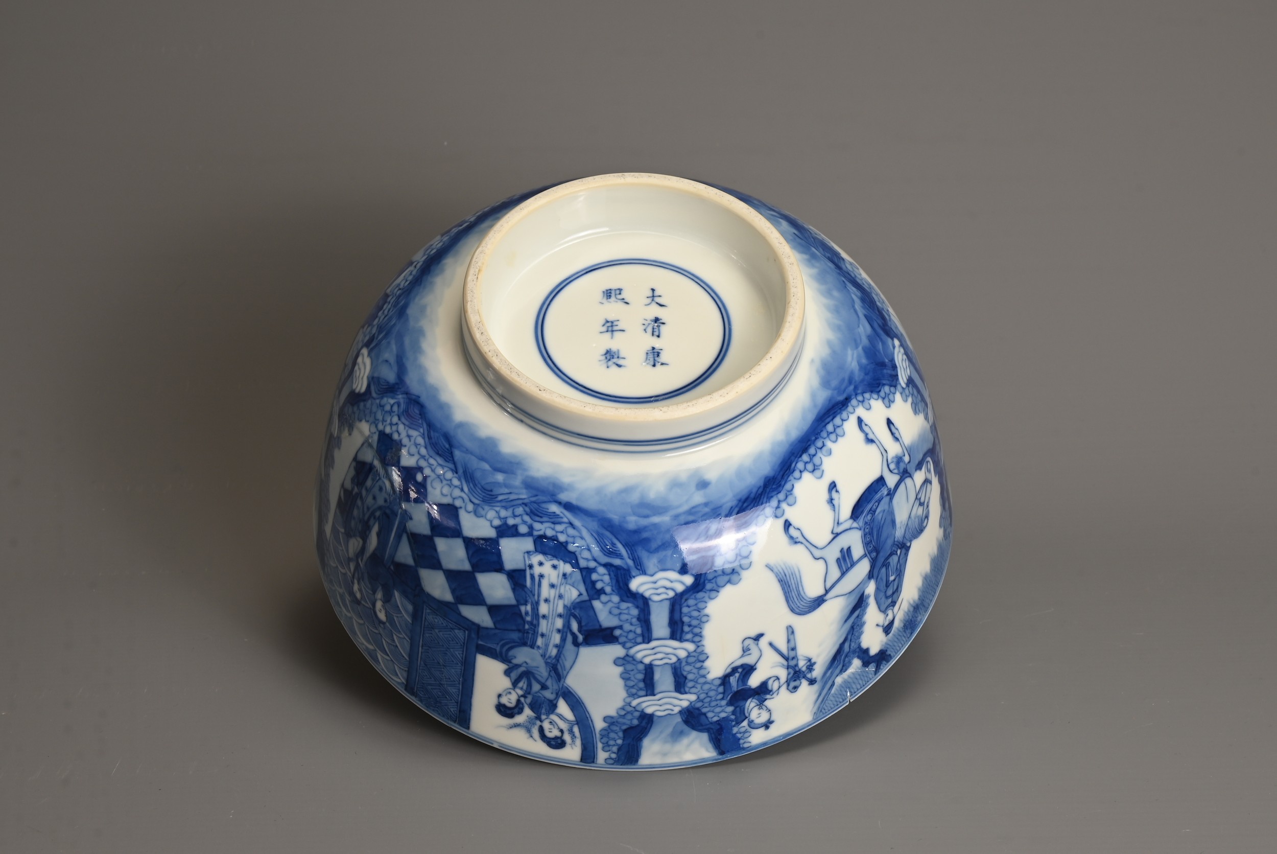 A CHINESE BLUE AND WHITE PORCELAIN BOWL, KANGXI PERIOD. Decorated with scene from the 'Romance of - Image 7 of 9