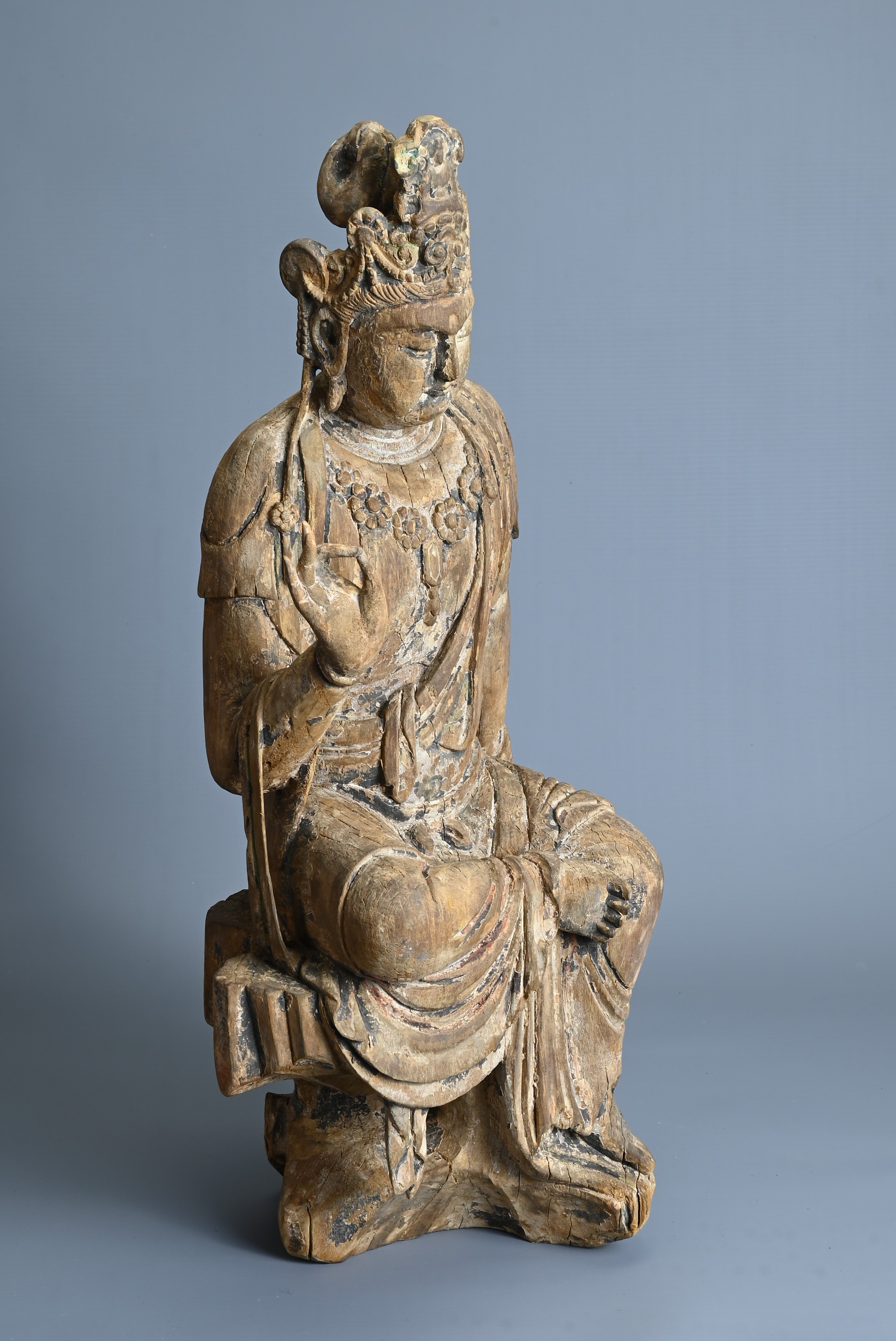 A FINE CHINESE PAINTED WOOD FIGURE OF GUANYIN, MING DYNASTY. Seated on an openwork pedestal with - Image 6 of 29