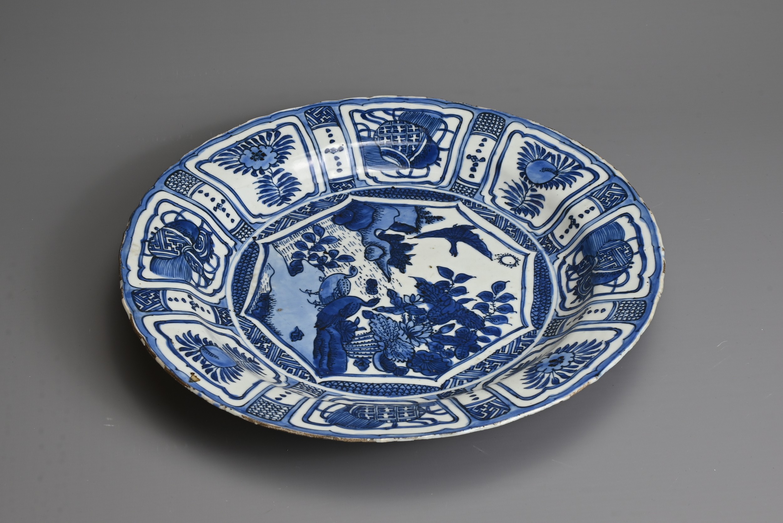 A CHINESE BLUE AND WHITE PORCELAIN KRAAK DISH, MING DYNASTY. Decorated with ducks at a lotus pond - Image 6 of 6