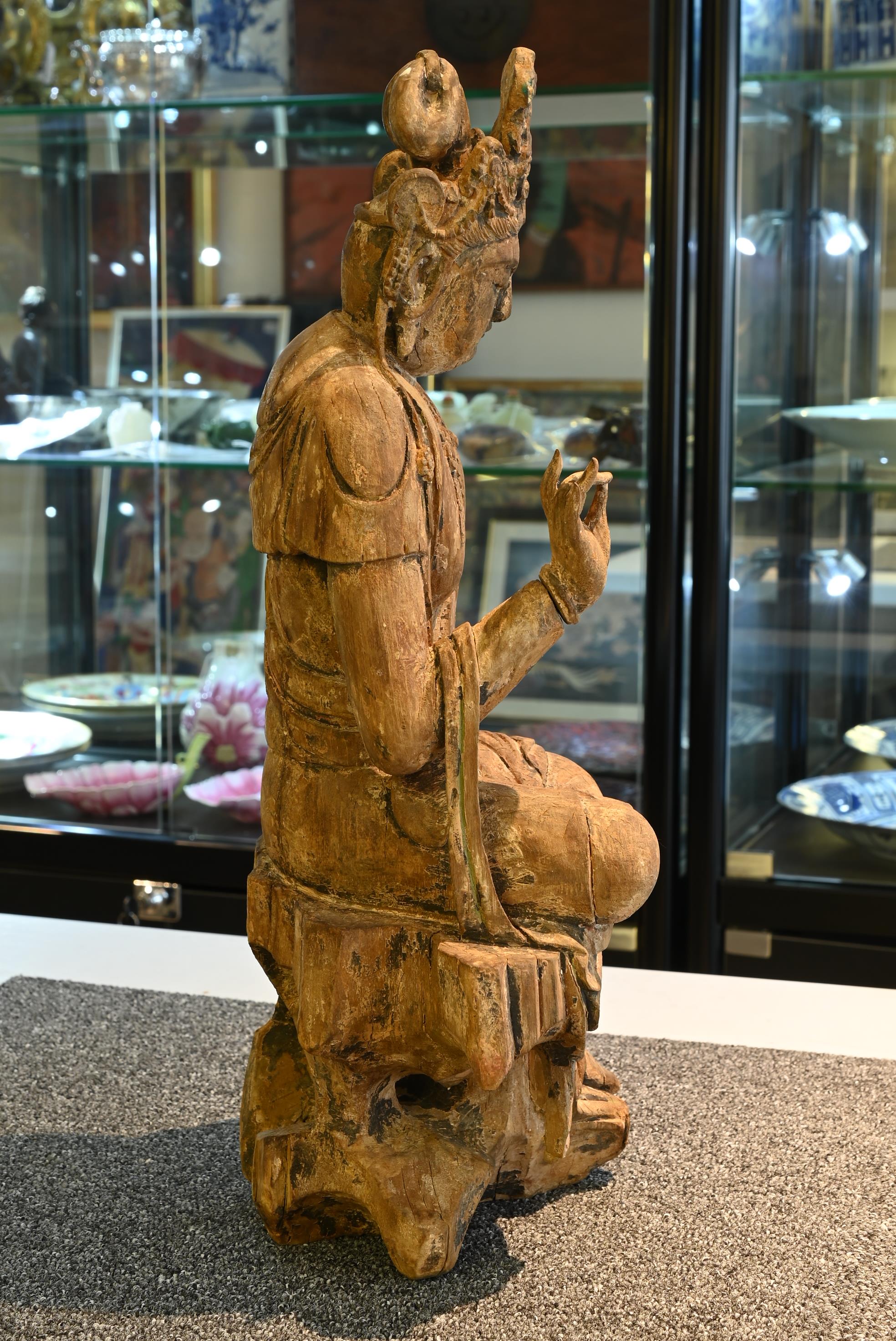A FINE CHINESE PAINTED WOOD FIGURE OF GUANYIN, MING DYNASTY. Seated on an openwork pedestal with - Image 23 of 29