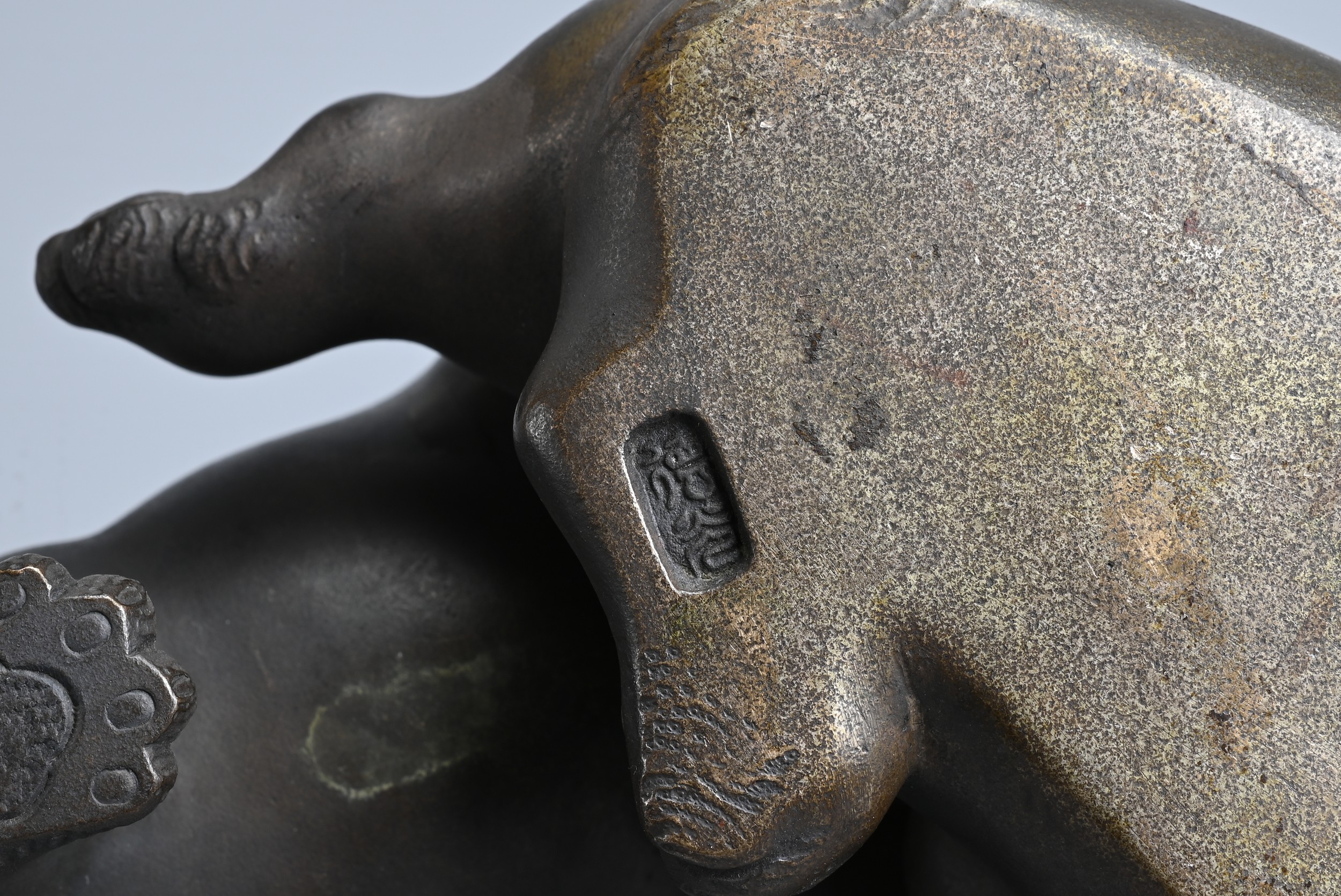 AN EARLY 20TH CENTURY JAPANESE BRONZE OF TWO PUPPIES PLAYING. Signed Tokutani with seal mark to - Image 7 of 7