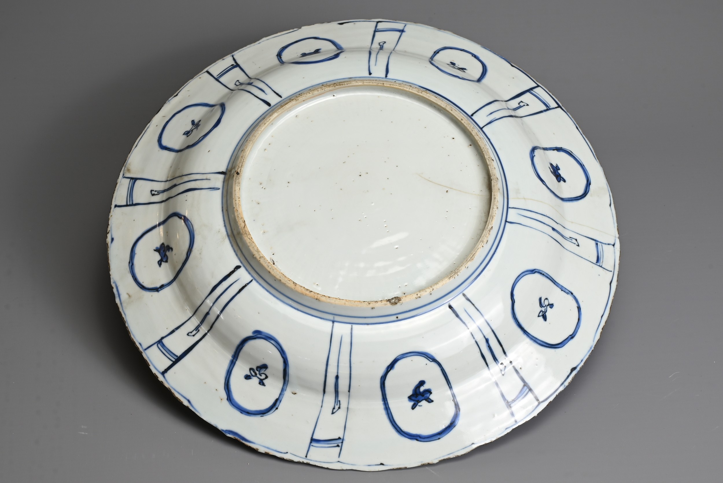 A CHINESE BLUE AND WHITE PORCELAIN KRAAK DISH, MING DYNASTY. Decorated with ducks at a lotus pond - Image 4 of 6