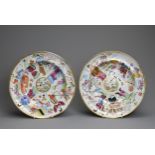 A PAIR OF CHINESE FAMILLE ROSE PORCELAIN WU SHUANG PU DISHES, 19TH CENTURY. Each with a central