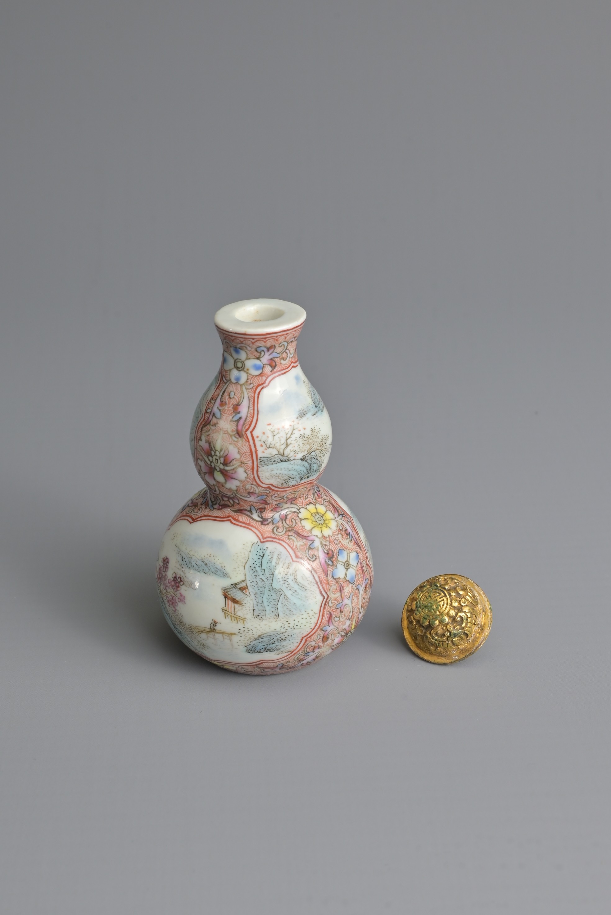 A CHINESE FAMILLE ROSE PORCELAIN SNUFF BOTTLE, 19TH CENTURY. In the form of a double gourd painted - Bild 6 aus 9
