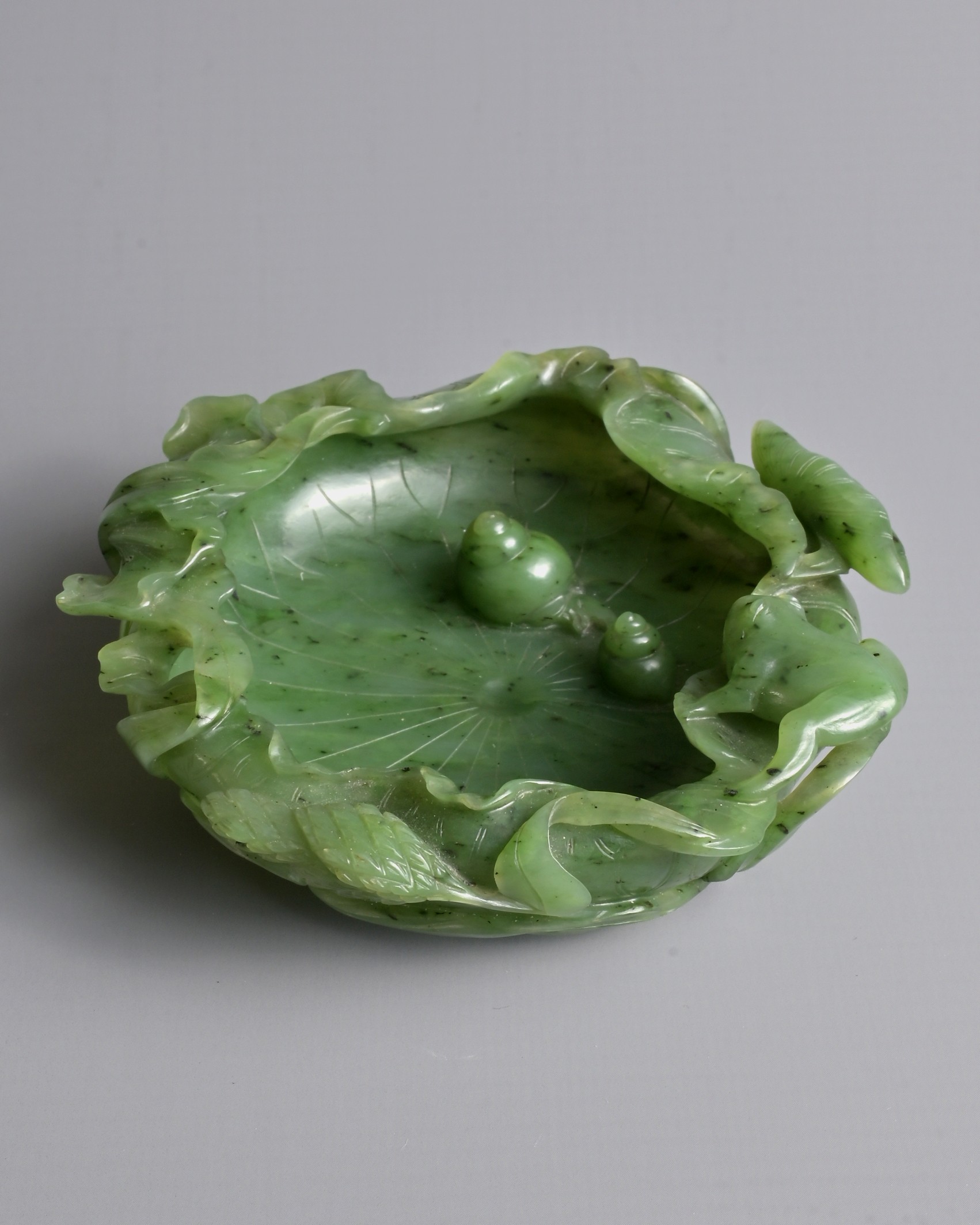 A FINE CHINESE SPINACH GREEN JADE BRUSH WASHER, QING DYNASTY. Finely carved shallow brush washer