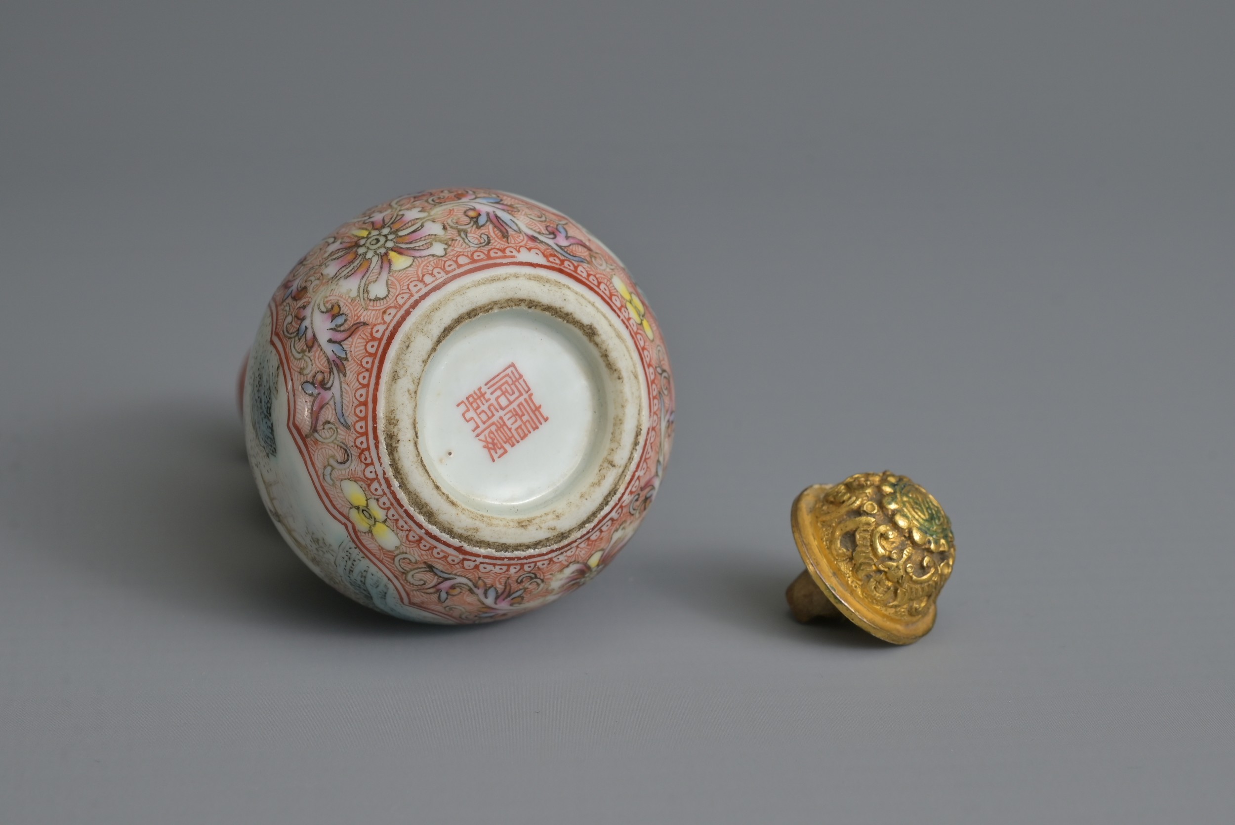 A CHINESE FAMILLE ROSE PORCELAIN SNUFF BOTTLE, 19TH CENTURY. In the form of a double gourd painted - Bild 8 aus 9