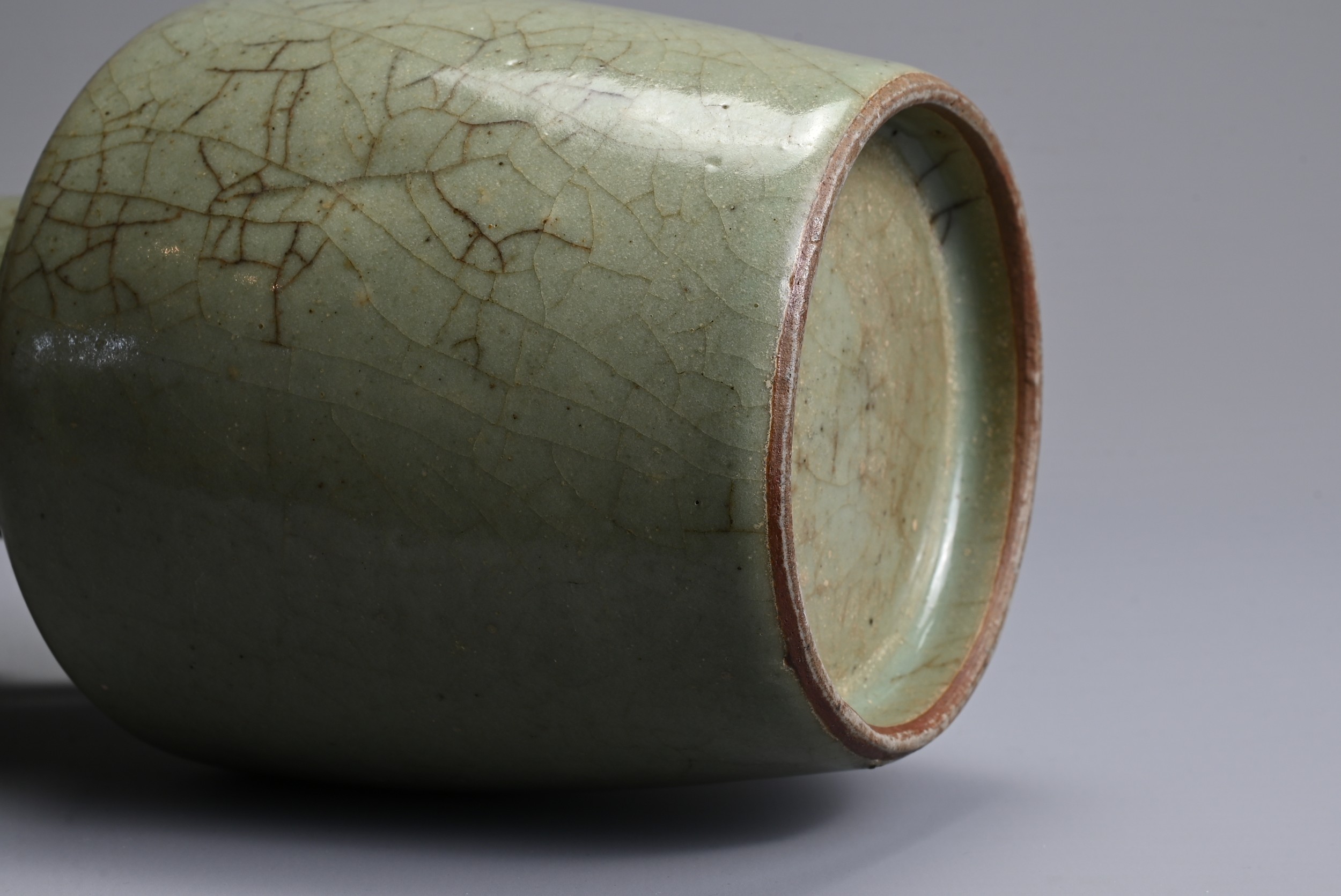 A CHINESE LONGQUAN CELADON GLAZED MALLET VASE, SONG/YUAN DYNASTY. Mallet shaped vase with flared rim - Image 8 of 9