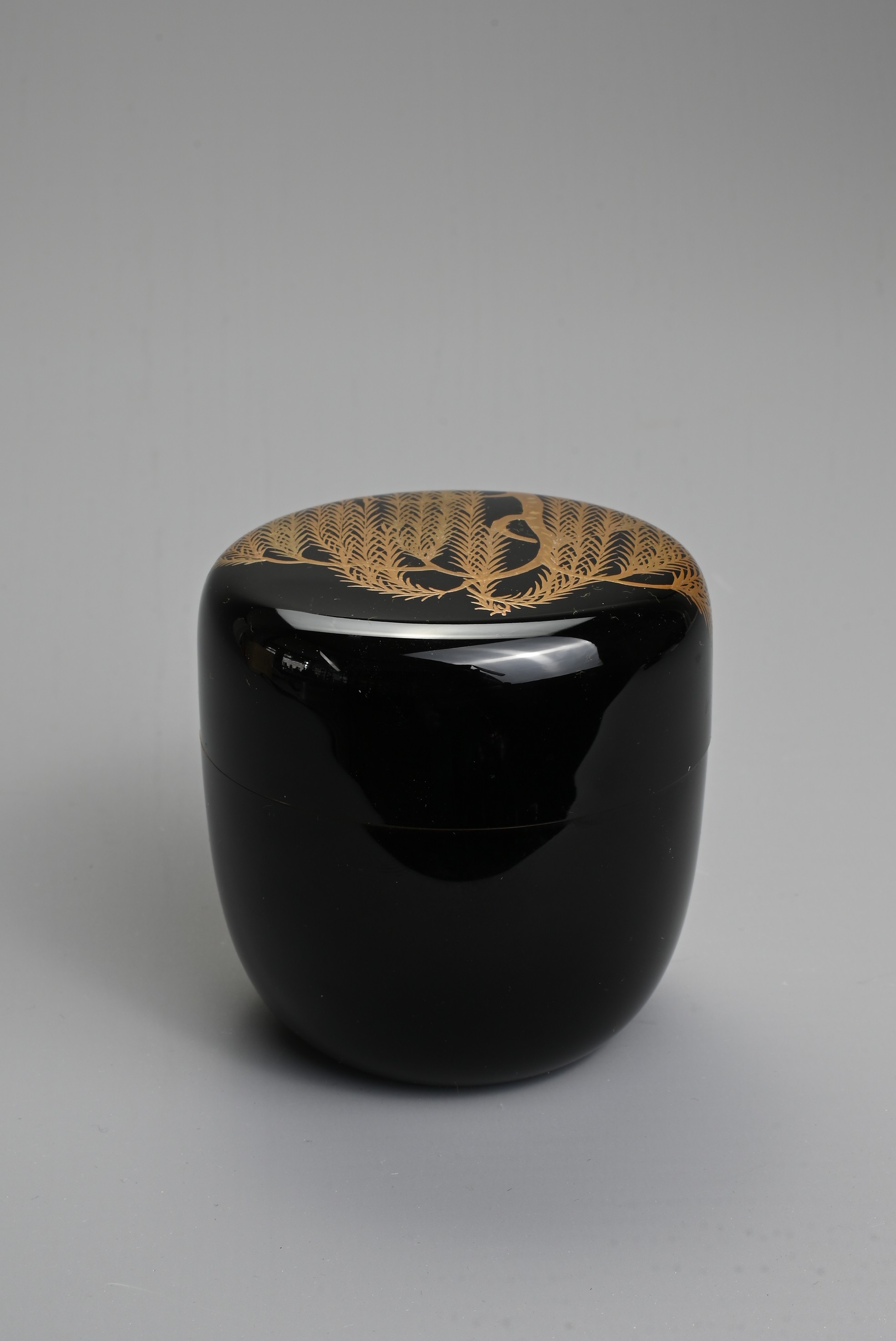 A CONTEMPORARY JAPANESE BLACK LACQUER AND GOLD TEA CADDY. Decorated by Nakamura Muneyuki with gold - Image 3 of 5