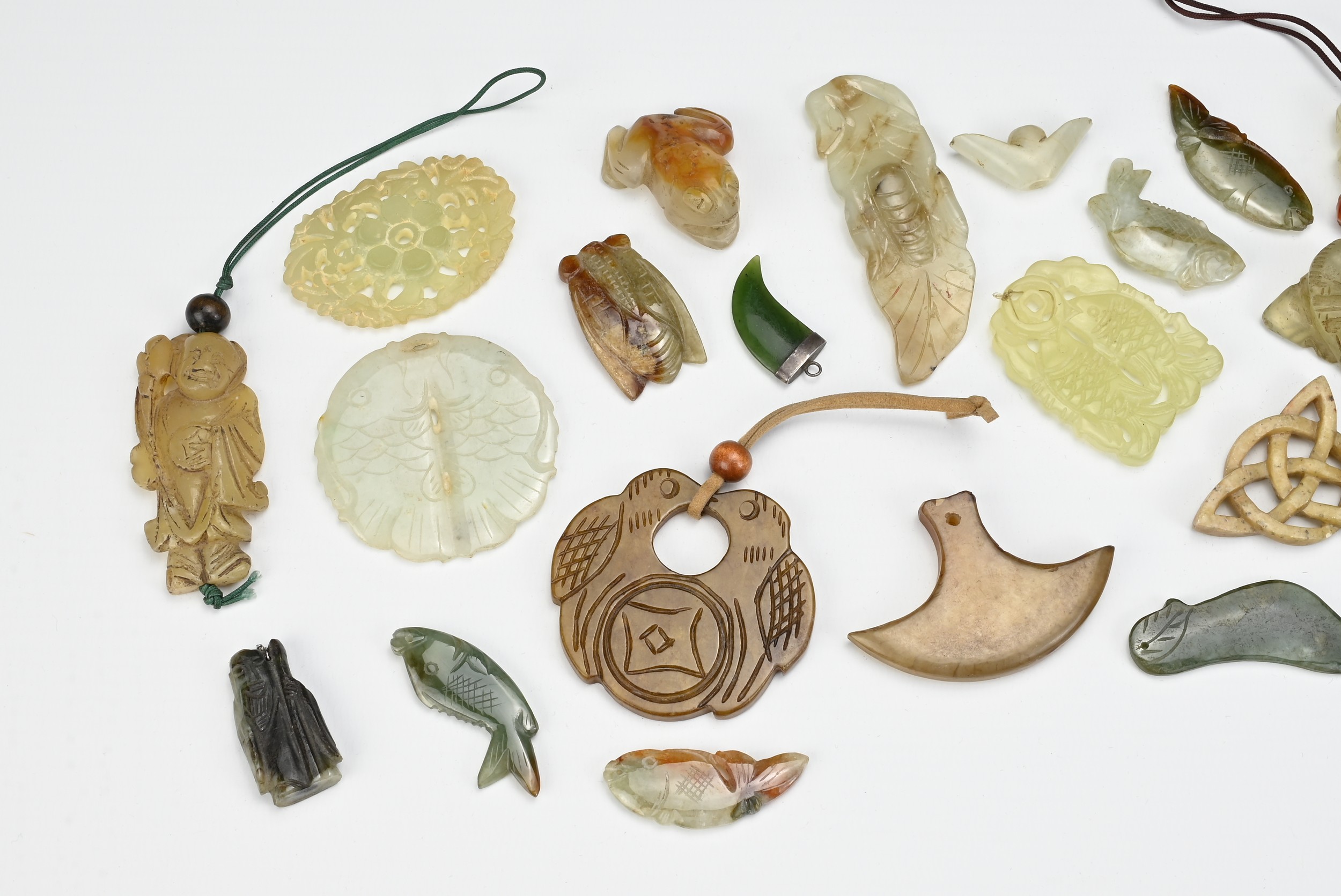 A QUANTITY OF CHINESE AND OTHER JADES AND AGATE CARVINGS AND PENDANTS, 19/20TH CENTURY. OF various - Image 2 of 4