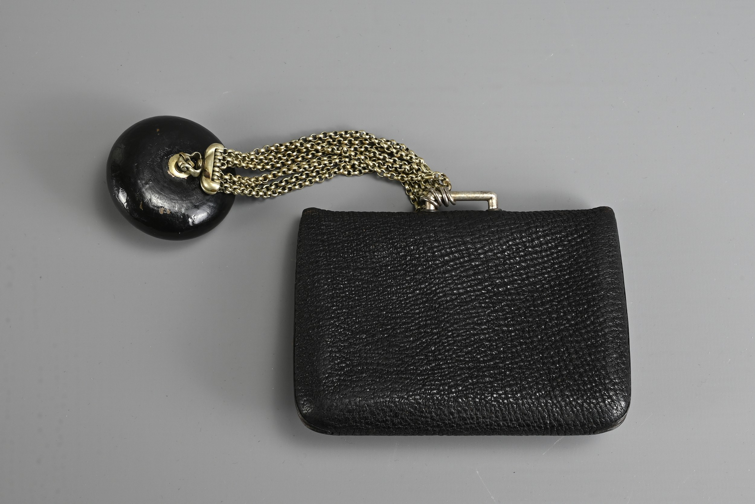 A JAPANESE MEIJI PERIOD (1868-1912) BLACK LEATHER COIN POUCH (FUKURO) WITH SILVER-COLOURED METAL - Bild 4 aus 6