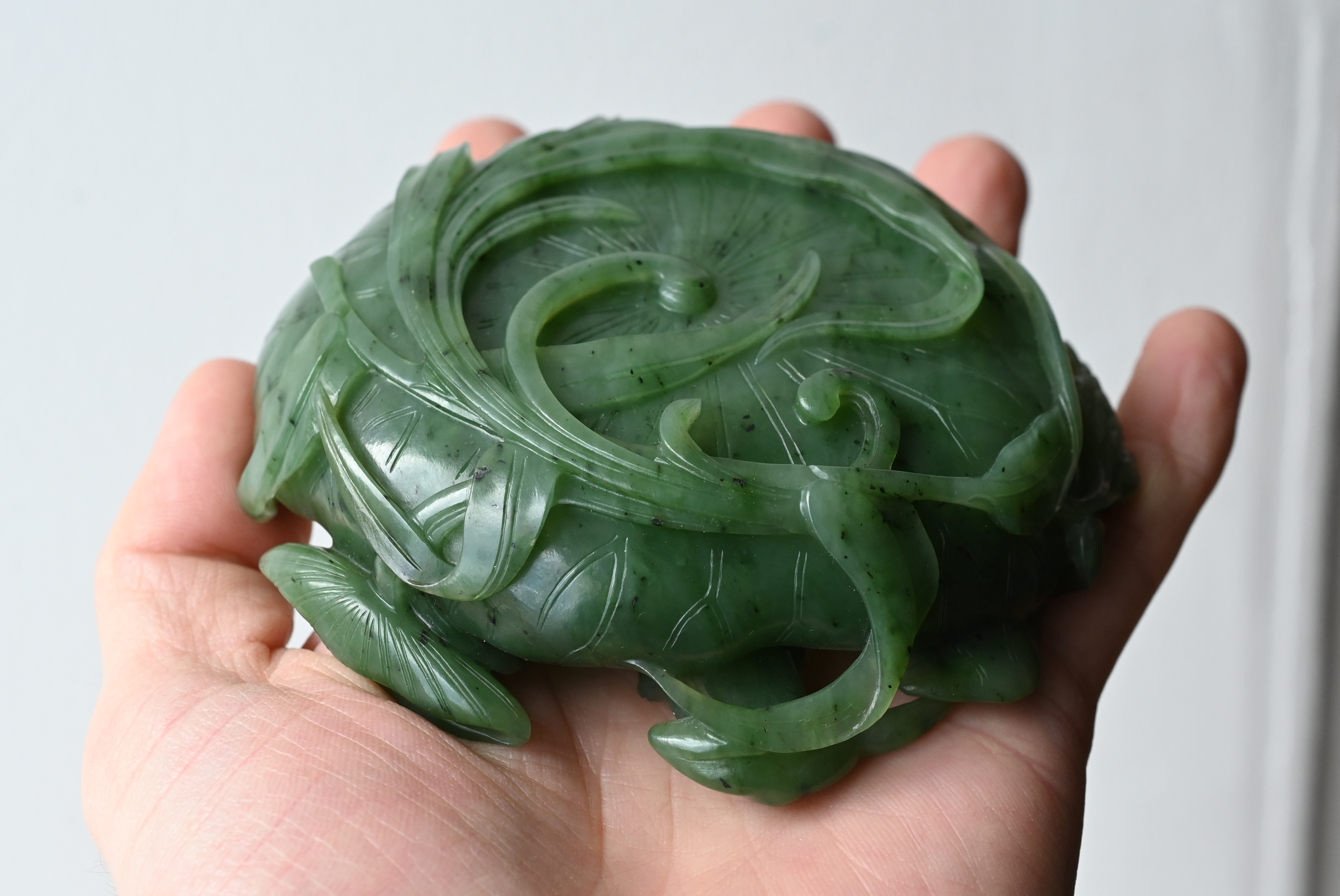 A FINE CHINESE SPINACH GREEN JADE BRUSH WASHER, QING DYNASTY. Finely carved shallow brush washer - Bild 15 aus 30