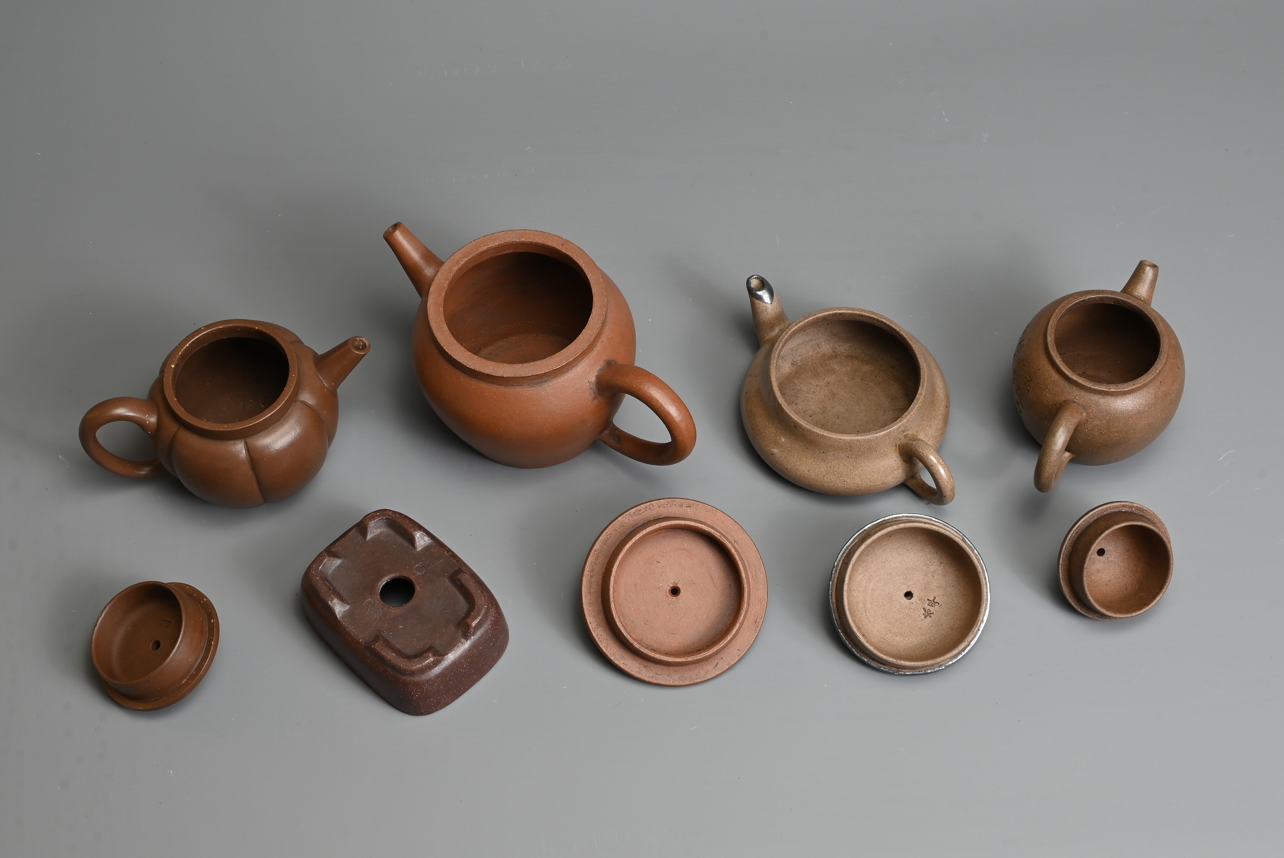 A GROUP OF CHINESE YIXING POTTERY, 20TH CENTURY. To include four teapots of varying forms each - Image 6 of 6