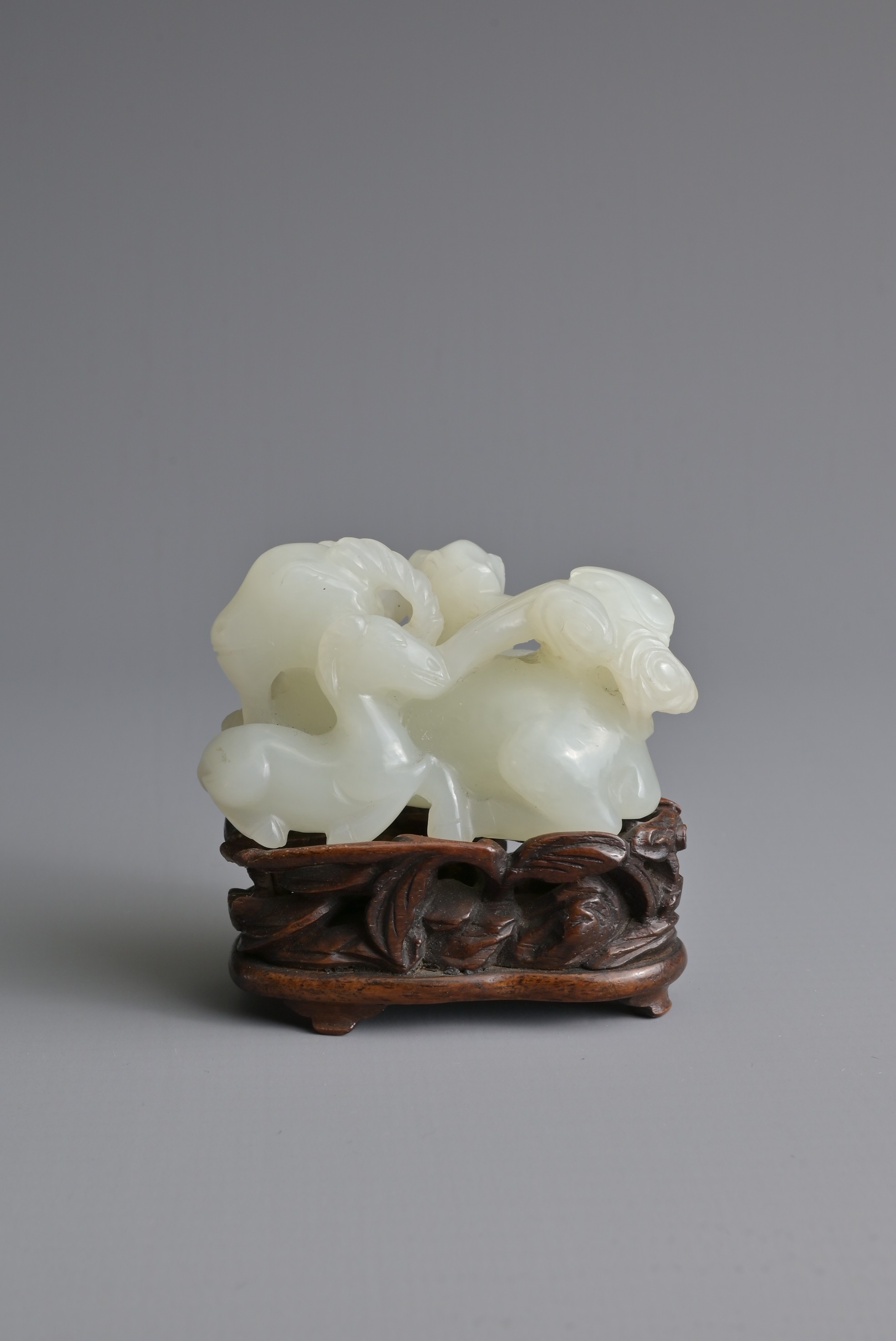A CHINESE WHITE JADE DEER GROUP ON WOODEN STAND, 19/20TH CENTURY. Carved and pierced in the form - Bild 3 aus 8