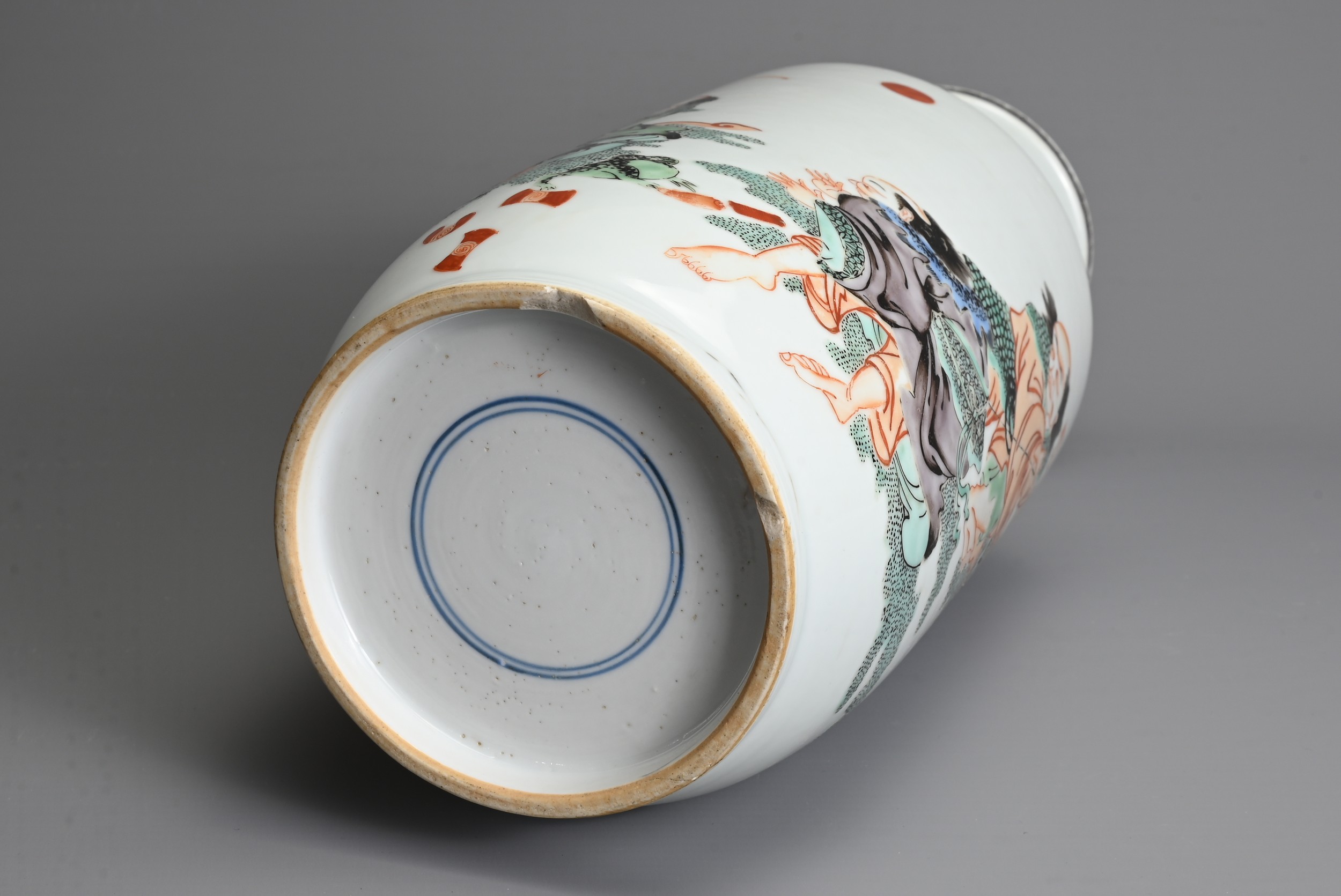 A CHINESE FAMILLE VERTE PORCELAIN ROULEAU VASE, LATE QING DYNASTY. Decorated with Immortals, Liu Hai - Image 6 of 7