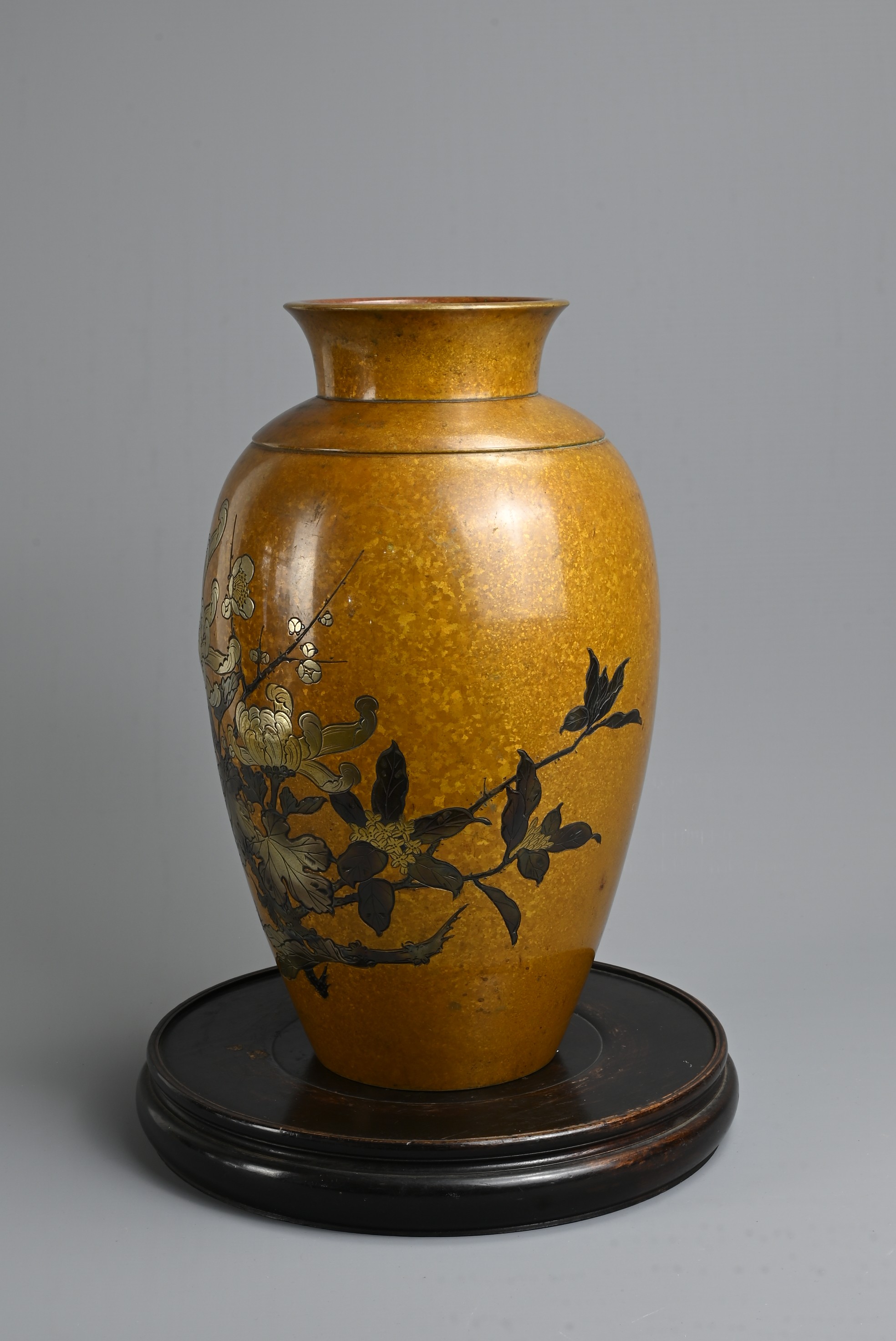 AN EARLY 20TH CENTURY JAPANESE PATINATED BRONZE OVIFORM VASE ON A TURNED WOODEN STAND. The vase - Image 2 of 6