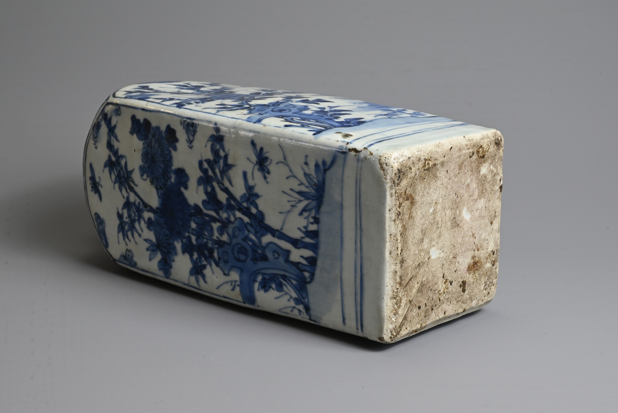 A CHINESE BLUE AND WHITE PORCELAIN BOTTLE, 16/17TH CENTURY. Of square form decorated with insects - Bild 5 aus 7