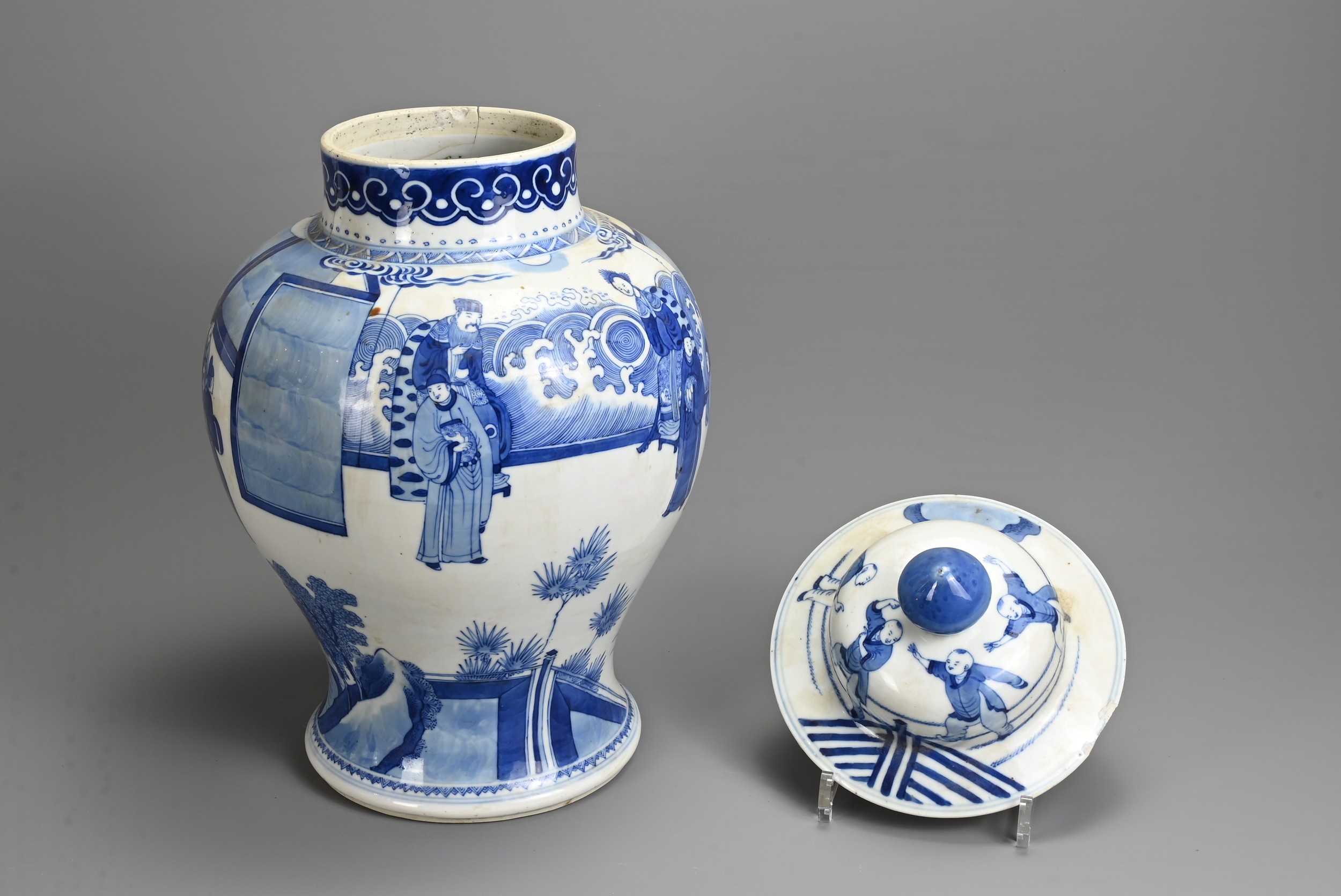A CHINESE BLUE AND WHITE PORCELAIN JAR AND COVER, 18/19TH CENTURY. Of baluster form decorated with - Image 5 of 9
