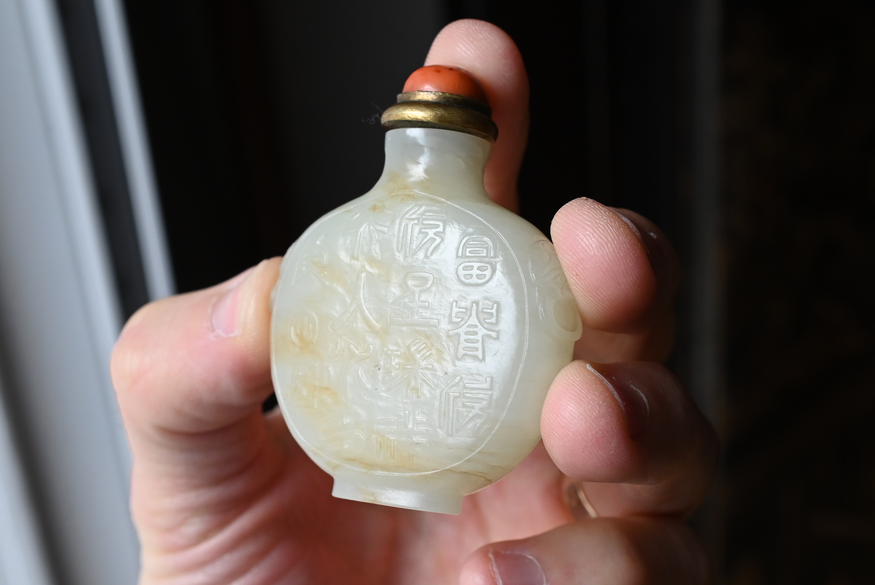 A CHINESE PALE CELADON JADE SNUFF BOTTLE, 19/20TH CENTURY. Of flattened globular form carved in - Image 26 of 27