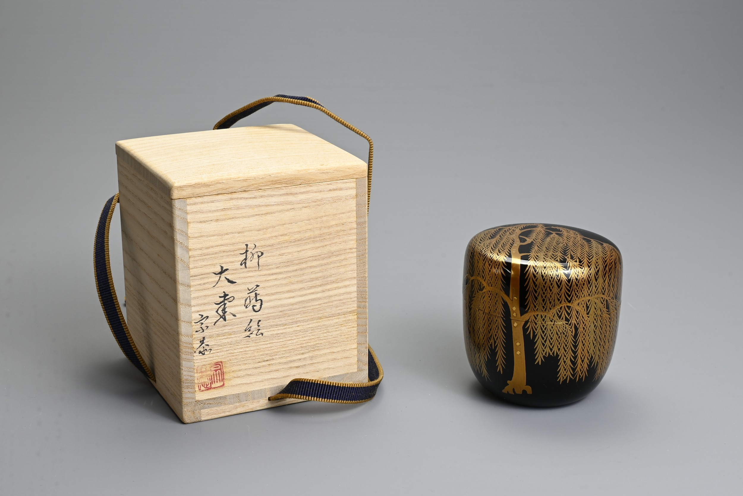 A CONTEMPORARY JAPANESE BLACK LACQUER AND GOLD TEA CADDY. Decorated by Nakamura Muneyuki with gold