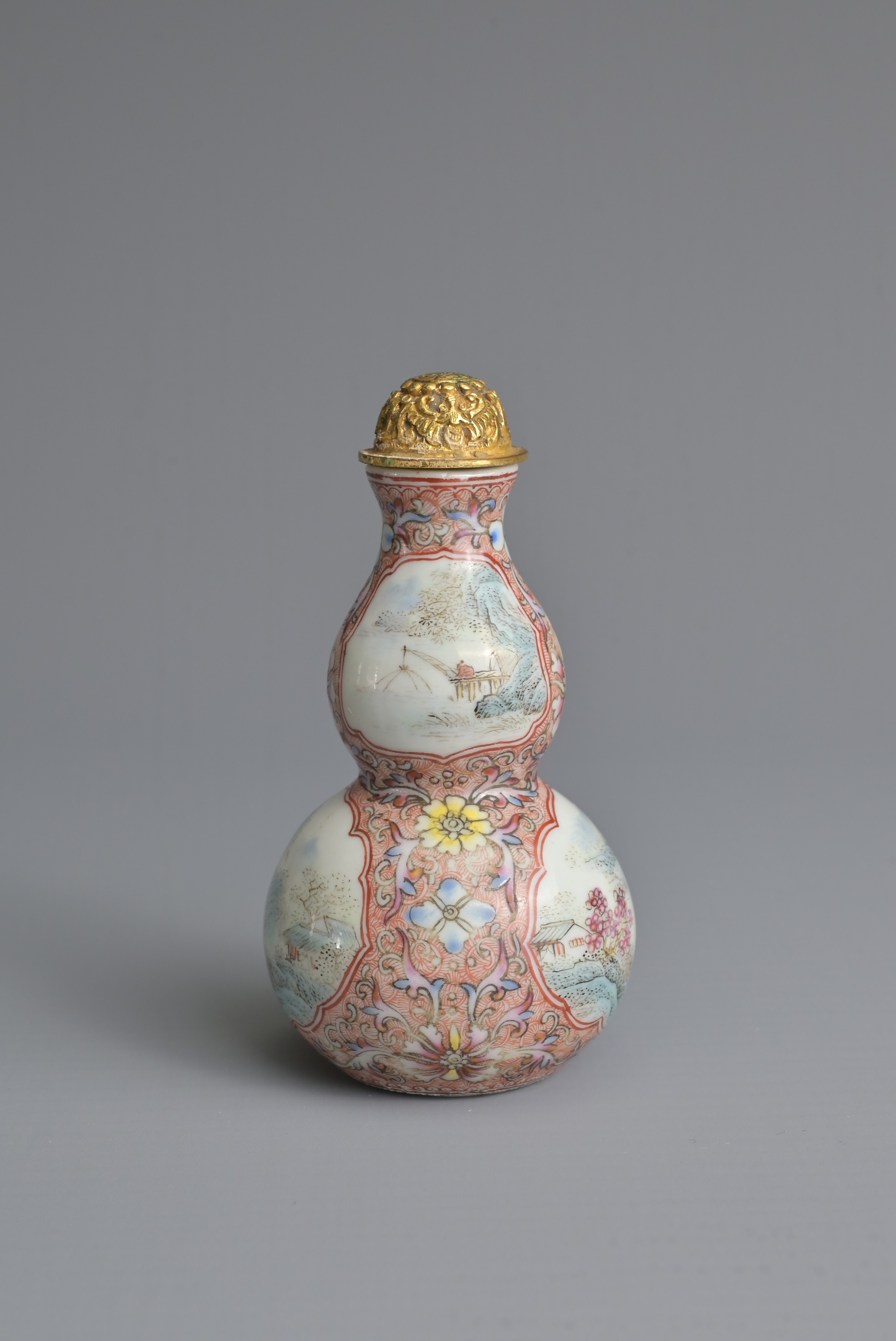 A CHINESE FAMILLE ROSE PORCELAIN SNUFF BOTTLE, 19TH CENTURY. In the form of a double gourd painted - Bild 5 aus 9