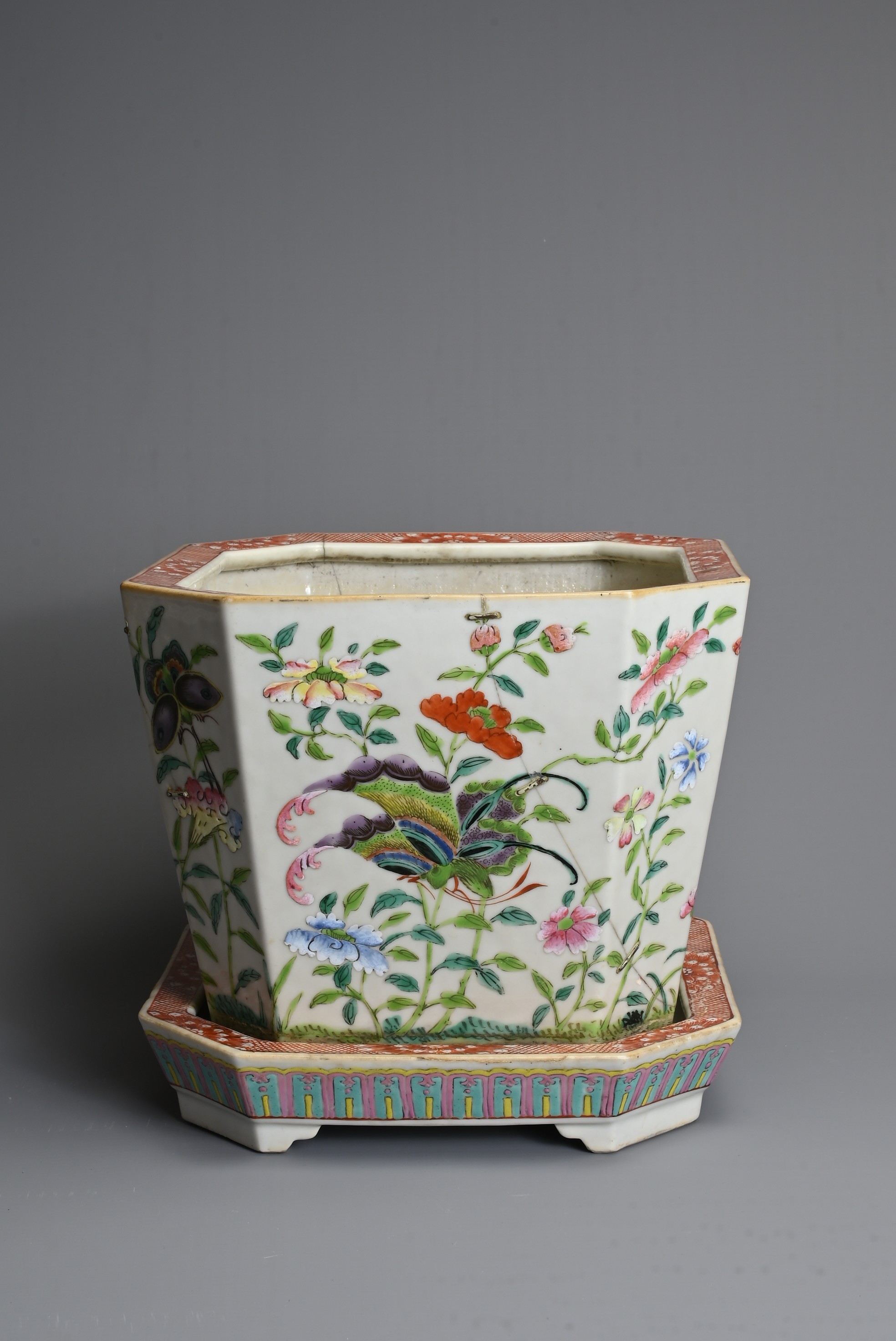 A CHINESE FAMILLE ROSE OCTAGONAL PORCELAIN JARDINIERE AND TRAY, CIRCA 1900. The planter on four feet - Image 4 of 6